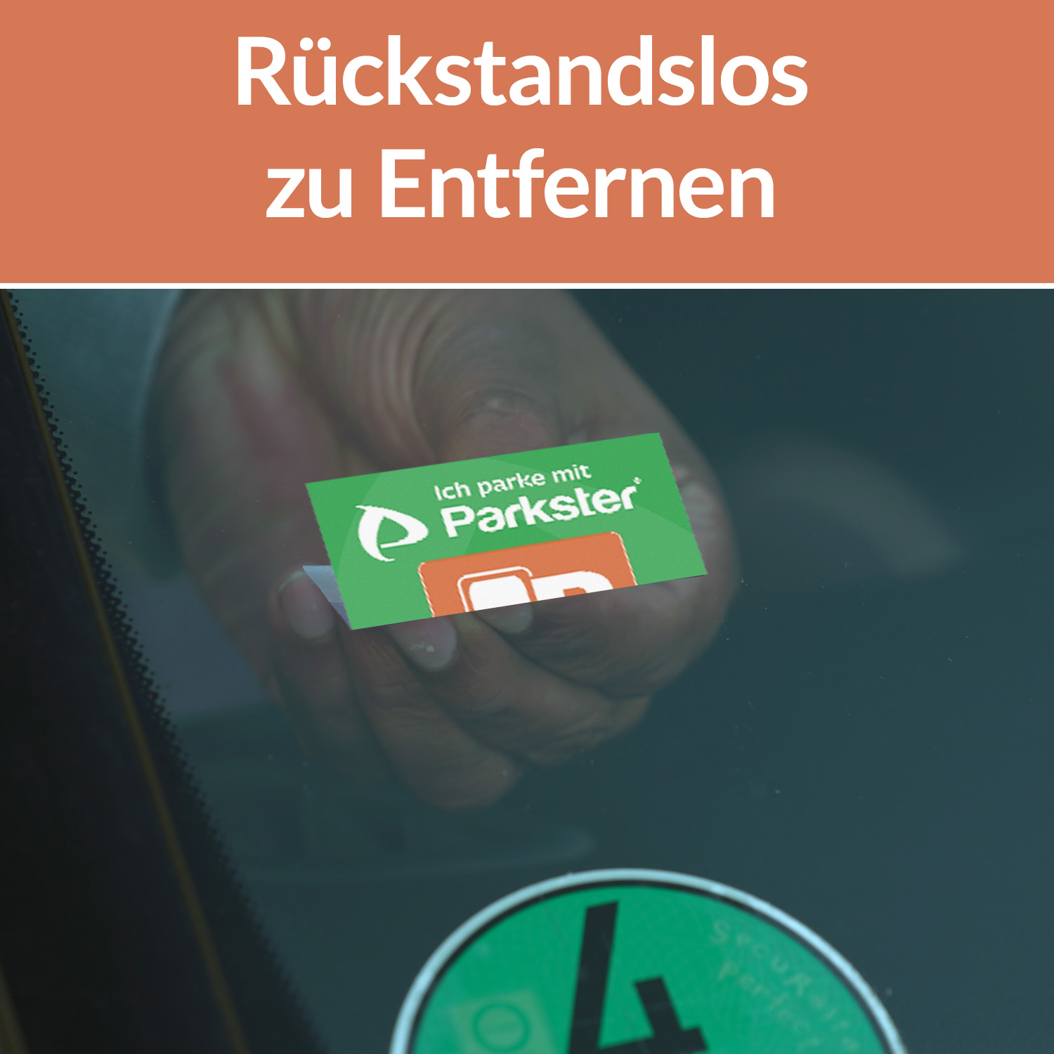 Hand hält grünen und weißen Parkausweis-Aufkleber an einer Windschutzscheibe, mit Text.
