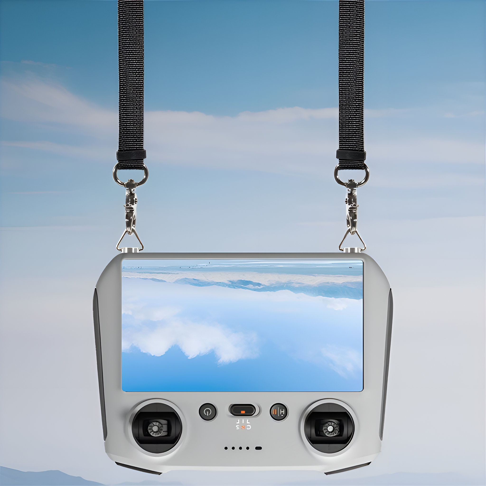 Fernbedienung mit Bildschirm für eine Drohne. Sie hängt an zwei schwarzen Gurten vor blauem Himmel.