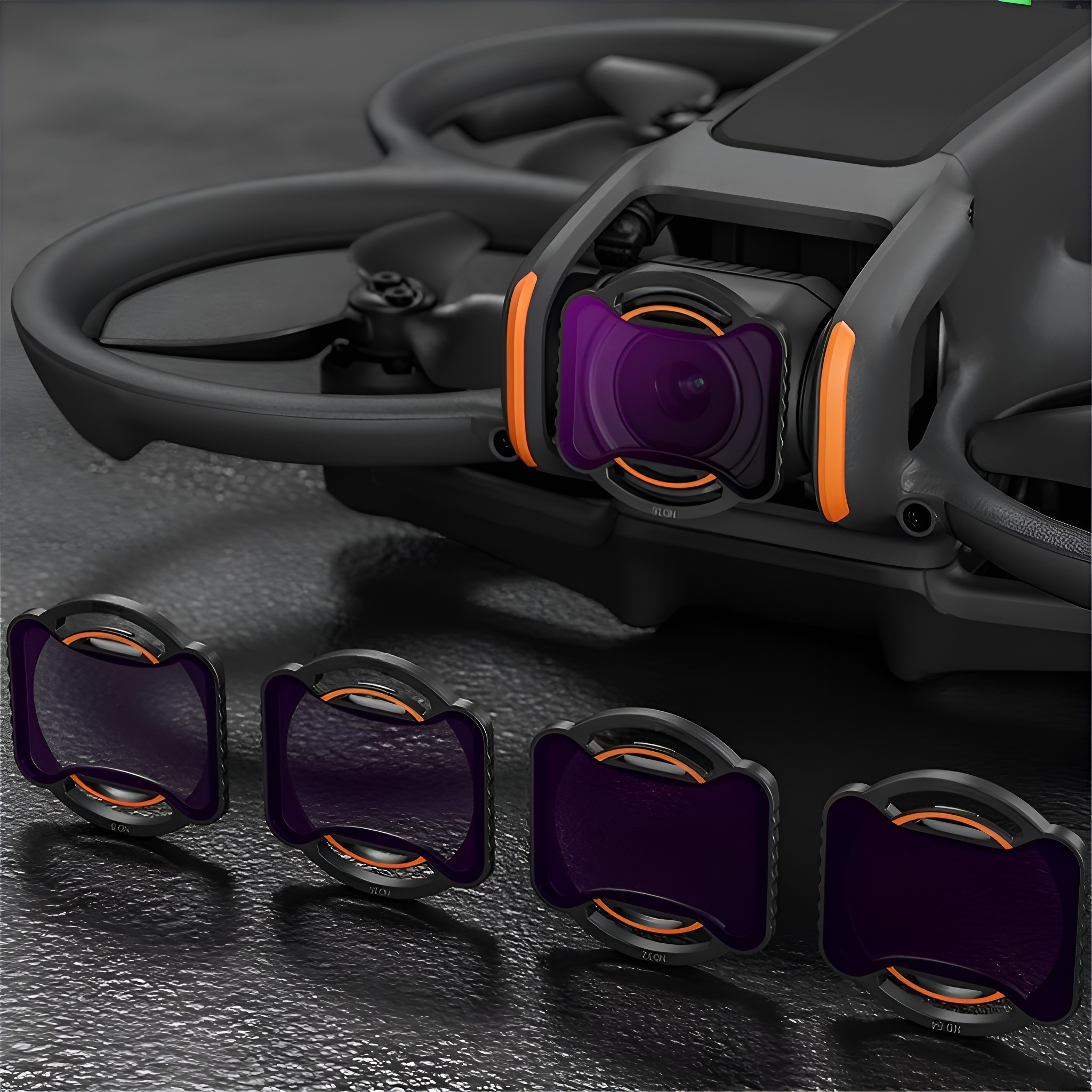 Eine Drohne mit Filtern. Vier Filter sind vor der Kamera der Drohne platziert. Schwarz und orange Details.