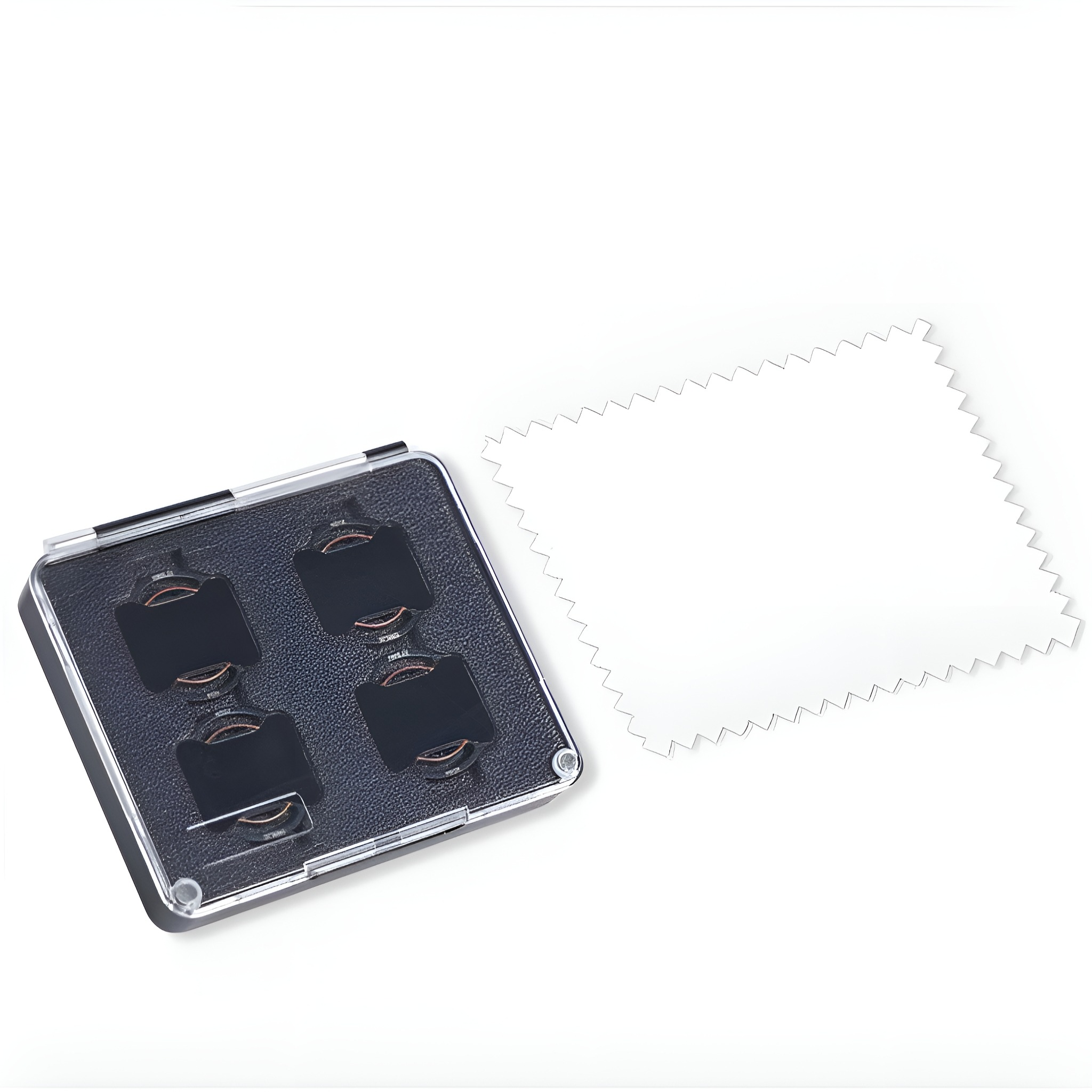 Ein Etui mit schwarzen Objektivfiltern und einem weißen Reinigungstuch, auf weißem Hintergrund.