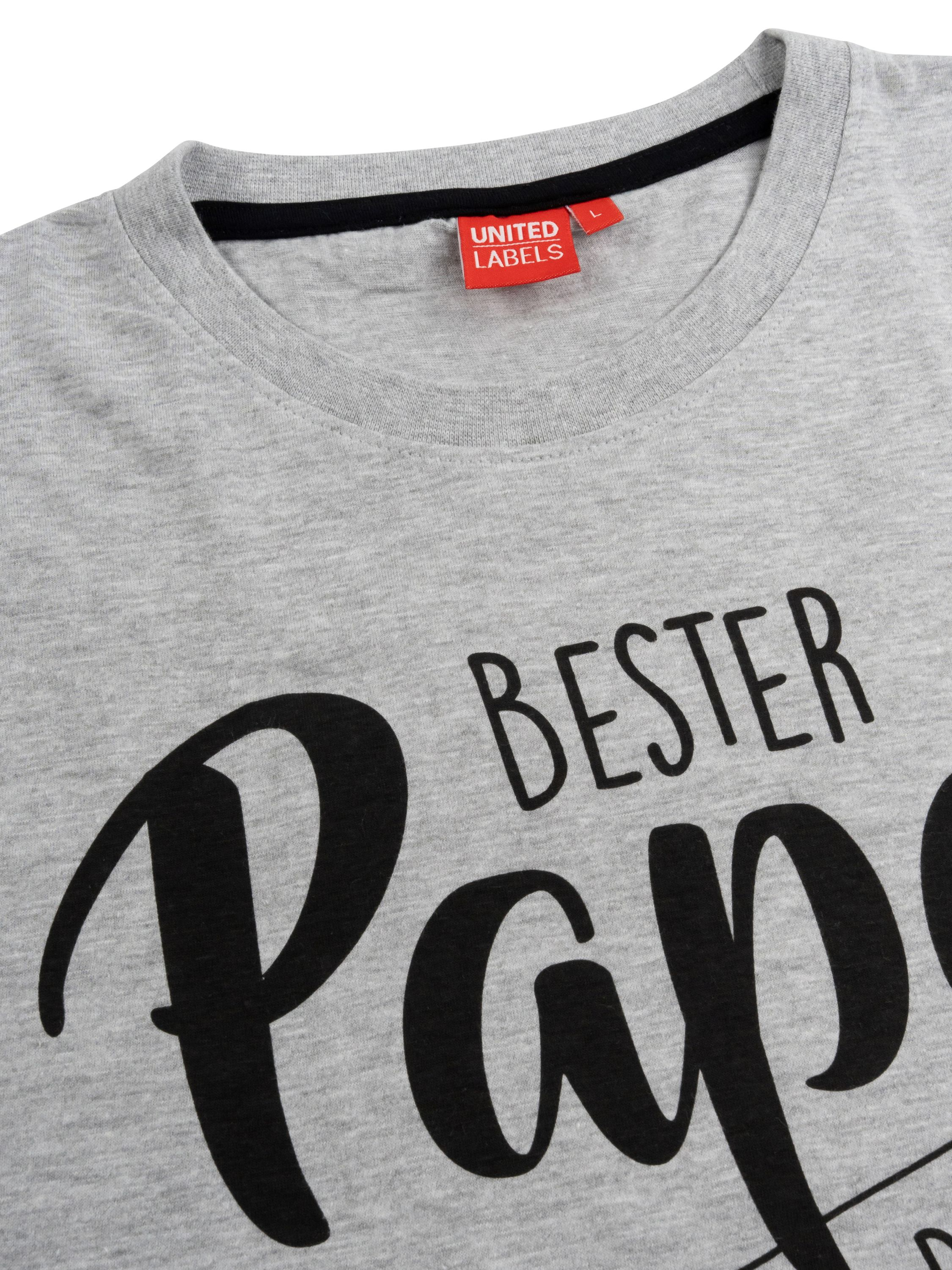 Ein graues T-Shirt mit den Worten 'BESTER PAPA' in schwarzer Schrift. Das Shirt hat ein rotes Etikett.