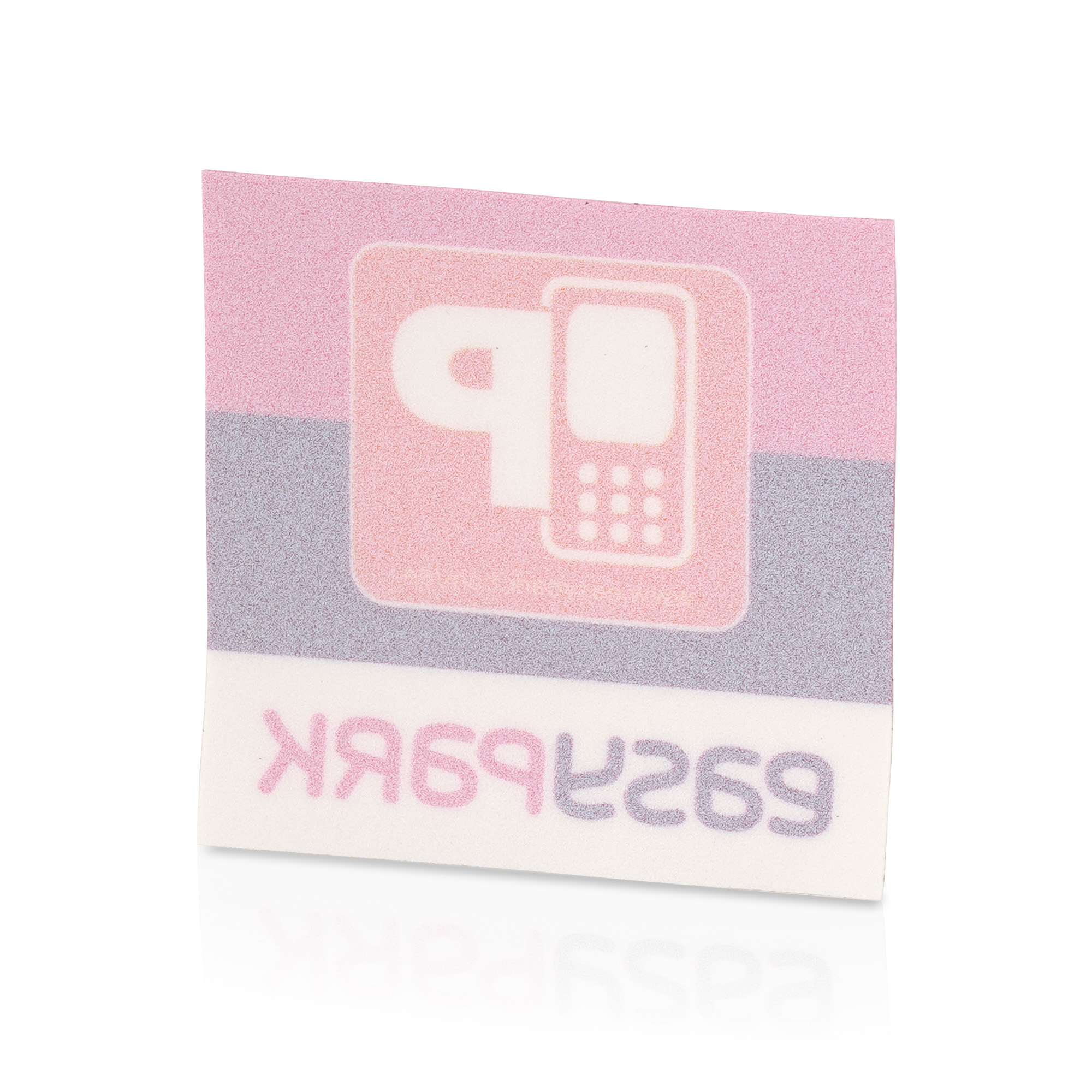 Ein rosa-weißer Aufkleber mit einem Telefonsymbol und Text, mit Reflexion auf weißer Oberfläche.