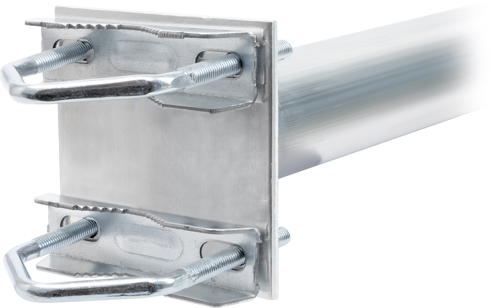 Metallhalterungen mit Bolzen und U-förmigen Klemmen. Das Metall ist silber und der Hintergrund weiß.