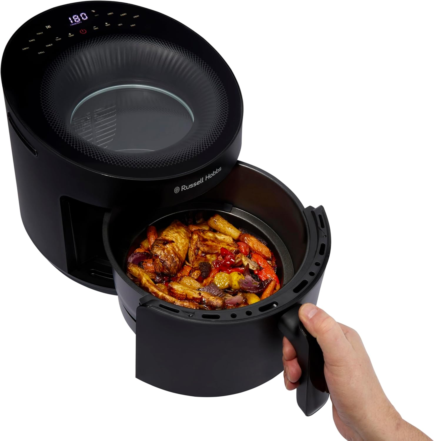 Friggitrice ad aria nera con cestello aperto con cibo cotto, mano che tiene la maniglia. Parte superiore nera con display.