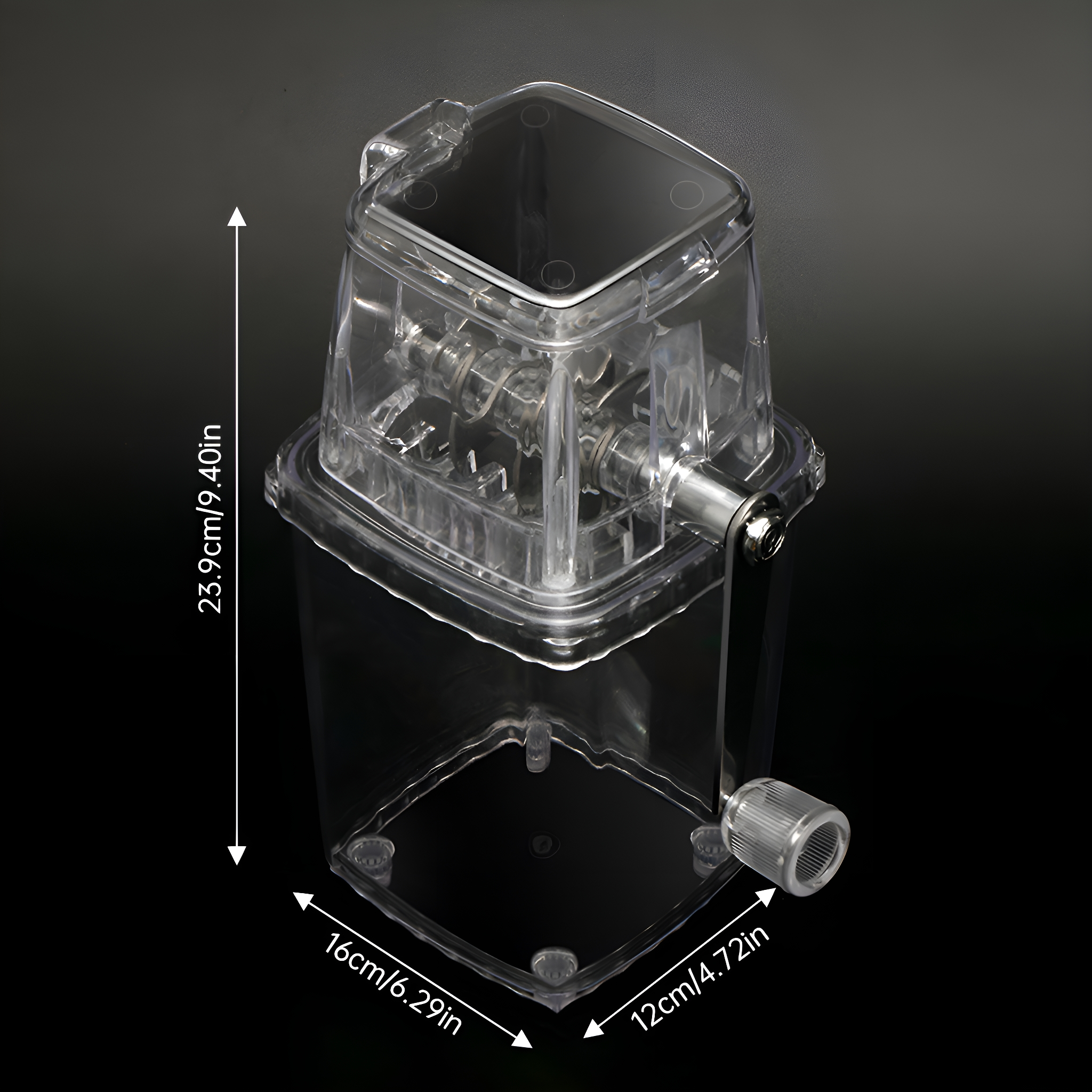 Transparenter Eisschaber mit Abmessungen, der auf einer dunklen Oberfläche mit Lichtreflexionen steht.