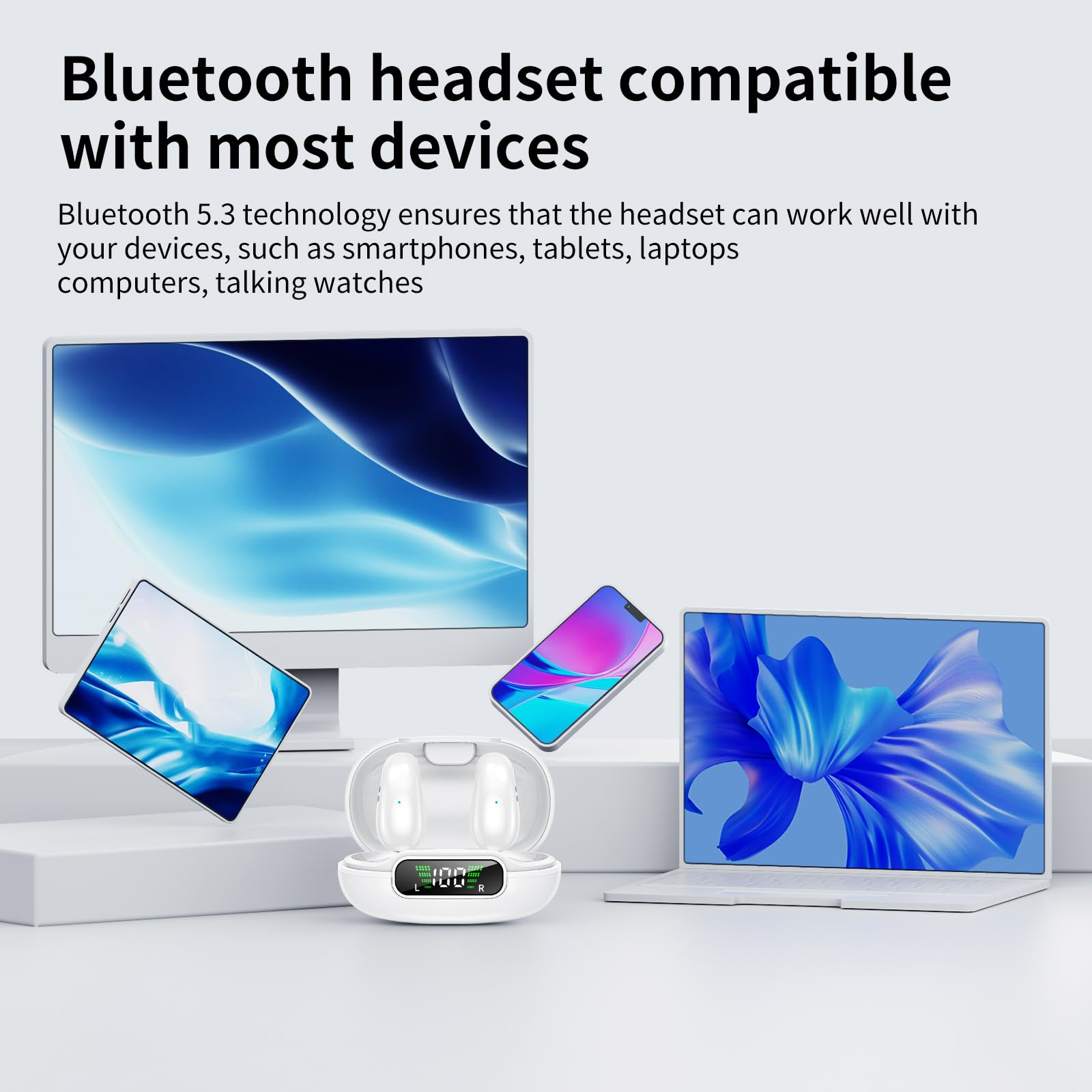 Bluetooth-Headset und Ladecase mit Bildschirmen, neben Laptop, Monitor und Telefon.