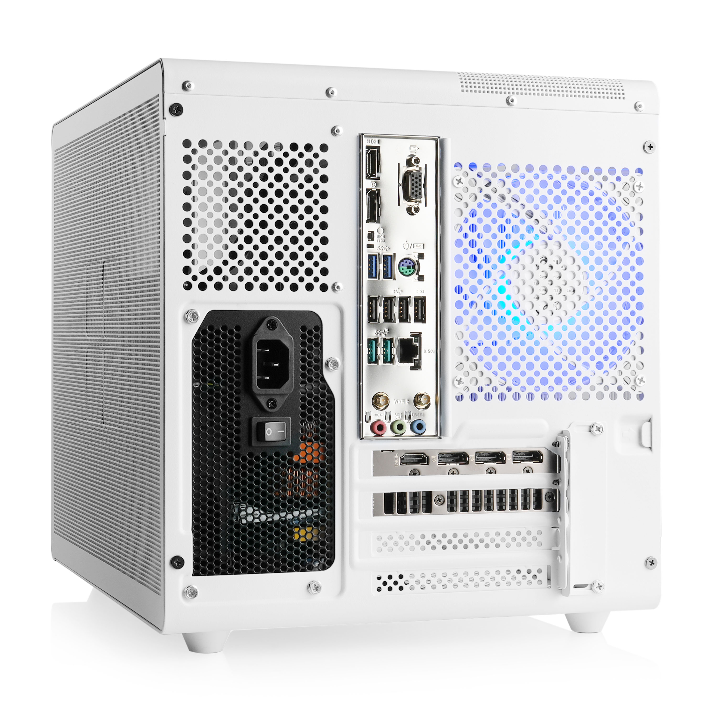Rückseite eines weißen Computergehäuses. Mehrere Anschlüsse und Lüftungsschlitze sichtbar.