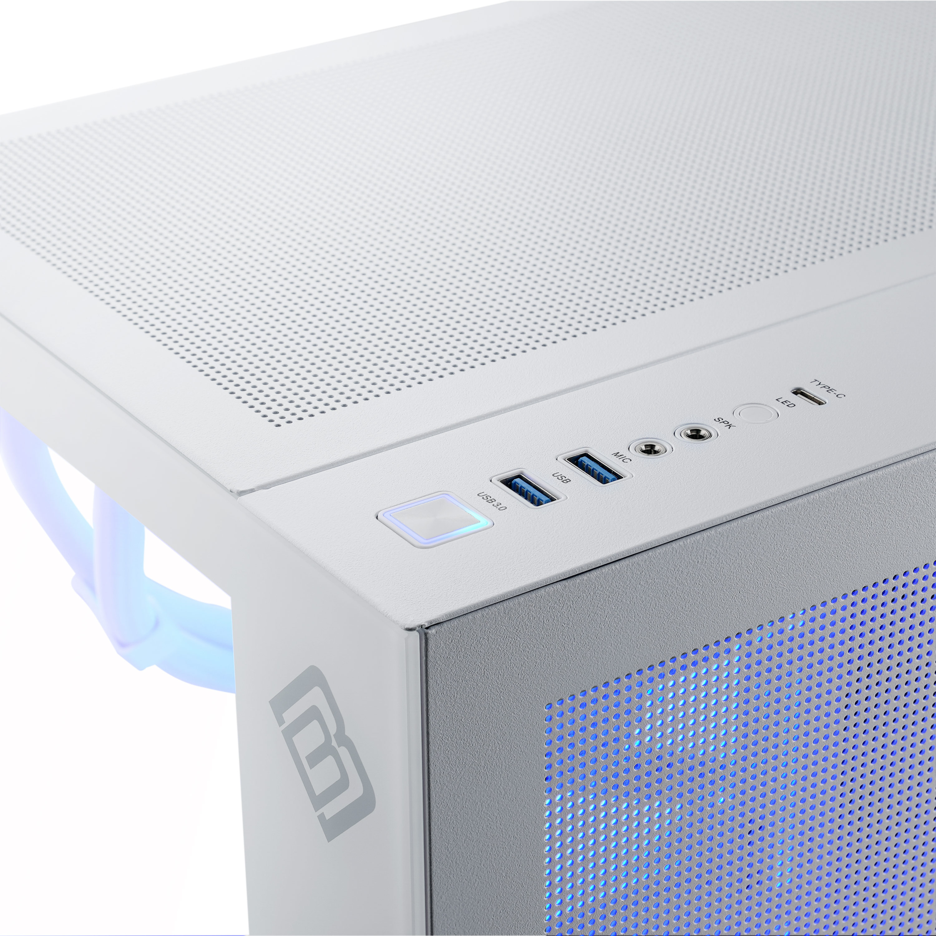 Weißes Computergehäuse mit blauem LED-Licht und verschiedenen Anschlüssen oben, zeigt silberne Mesh-Seite.