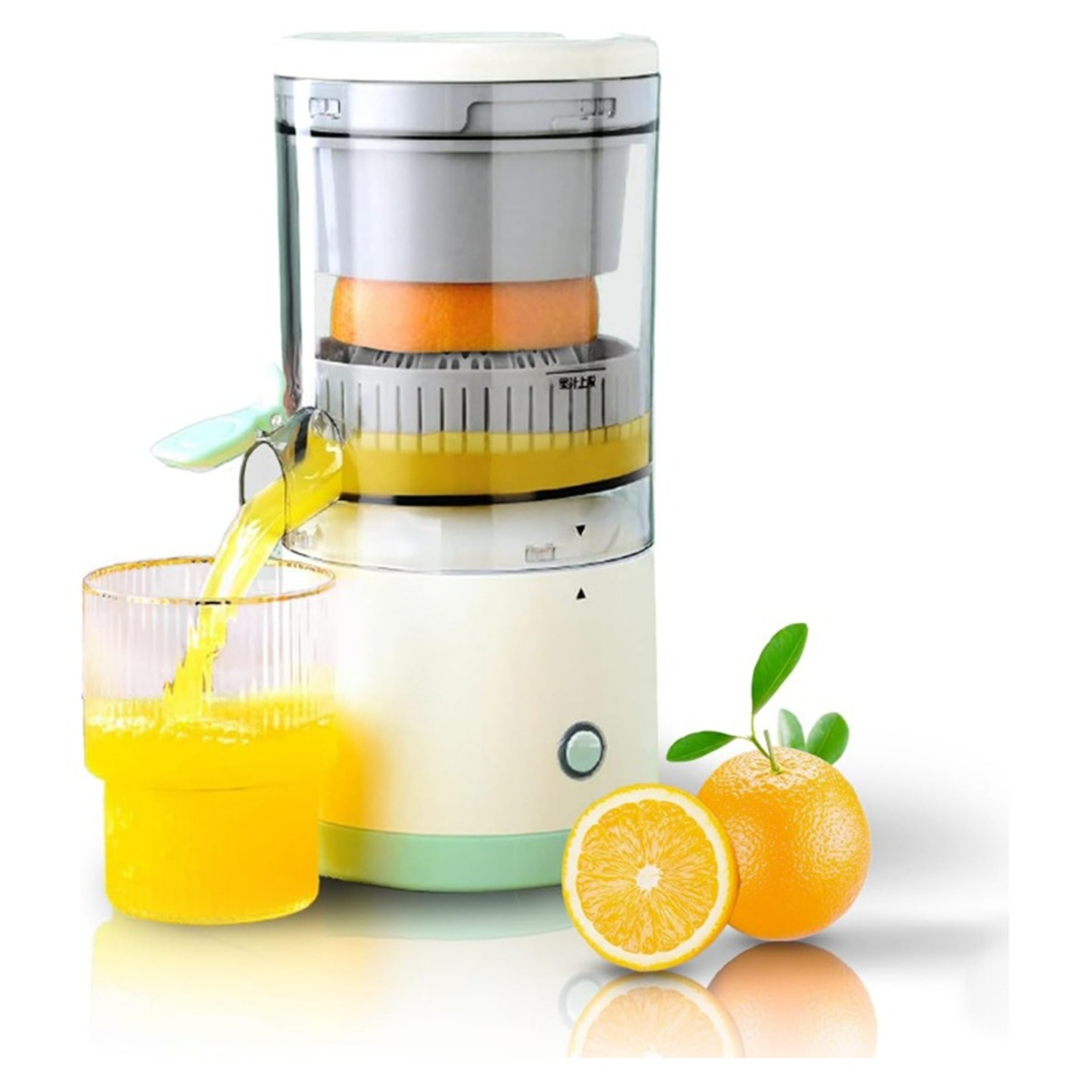 Entsafter mit Glas Saft und Orangenscheiben, Saft gießen.