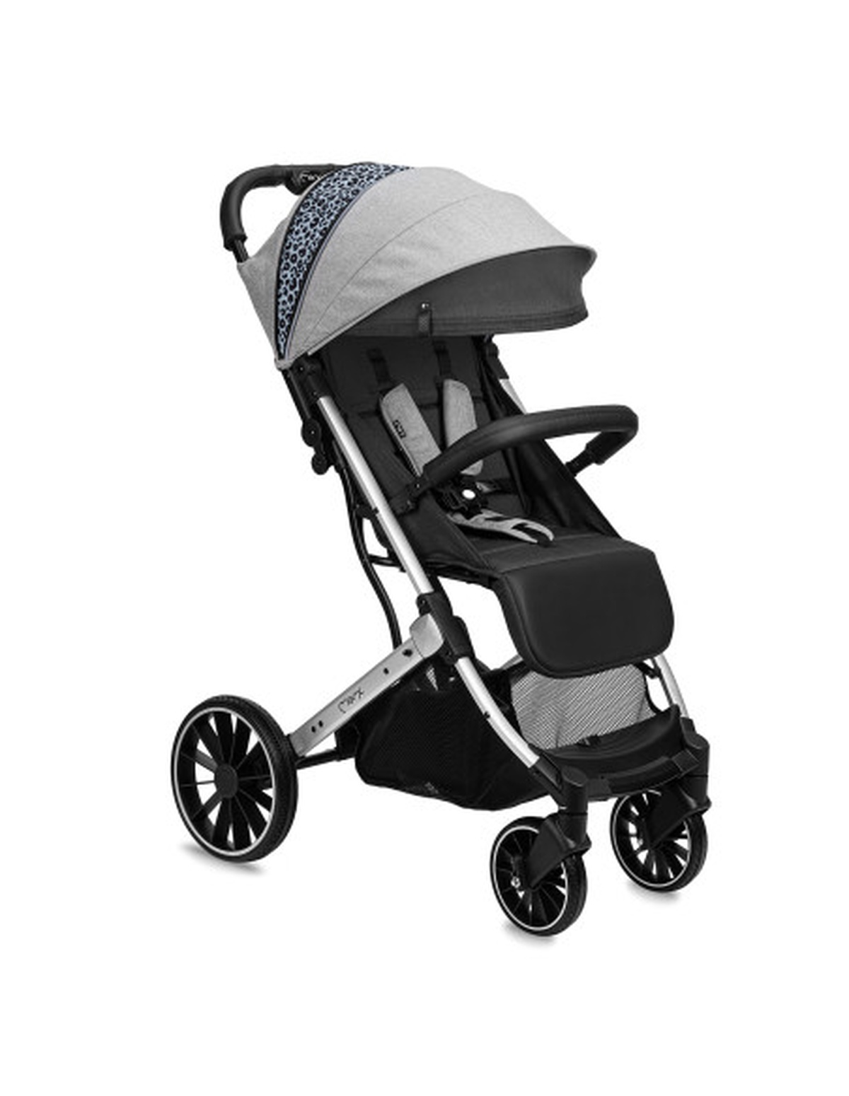 Grauer Kinderwagen mit schwarzem Sitz, silbernem Rahmen und blau gemustertem Verdeck auf weißem Hintergrund.