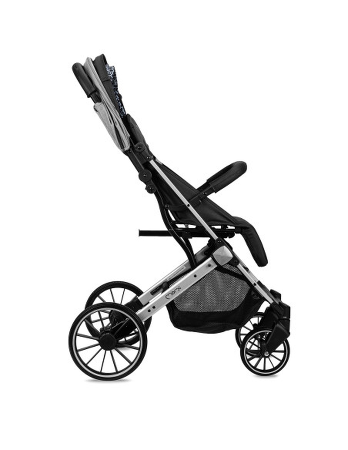 Seitenansicht eines schwarzen und silbernen Kinderwagens auf weißer Fläche.