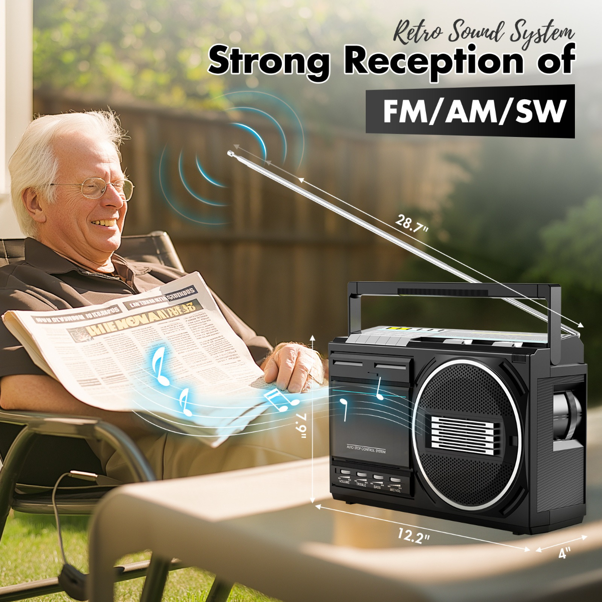 Ein älterer Mann hört draußen einem schwarzen Retro-Radio zu. Das Radio ist mit Abmessungen versehen.