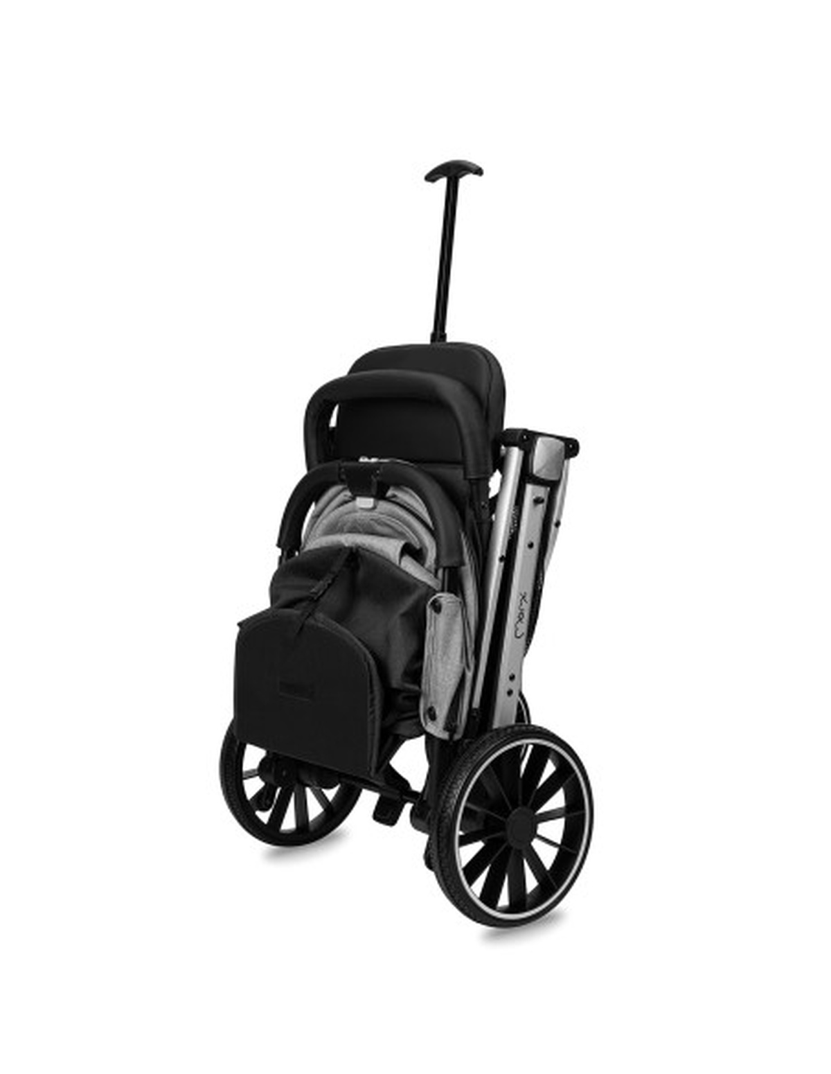 Schwarzer Kinderwagen zusammengeklappt, mit ausgezogenem Griff. Der Hintergrund ist weiß.