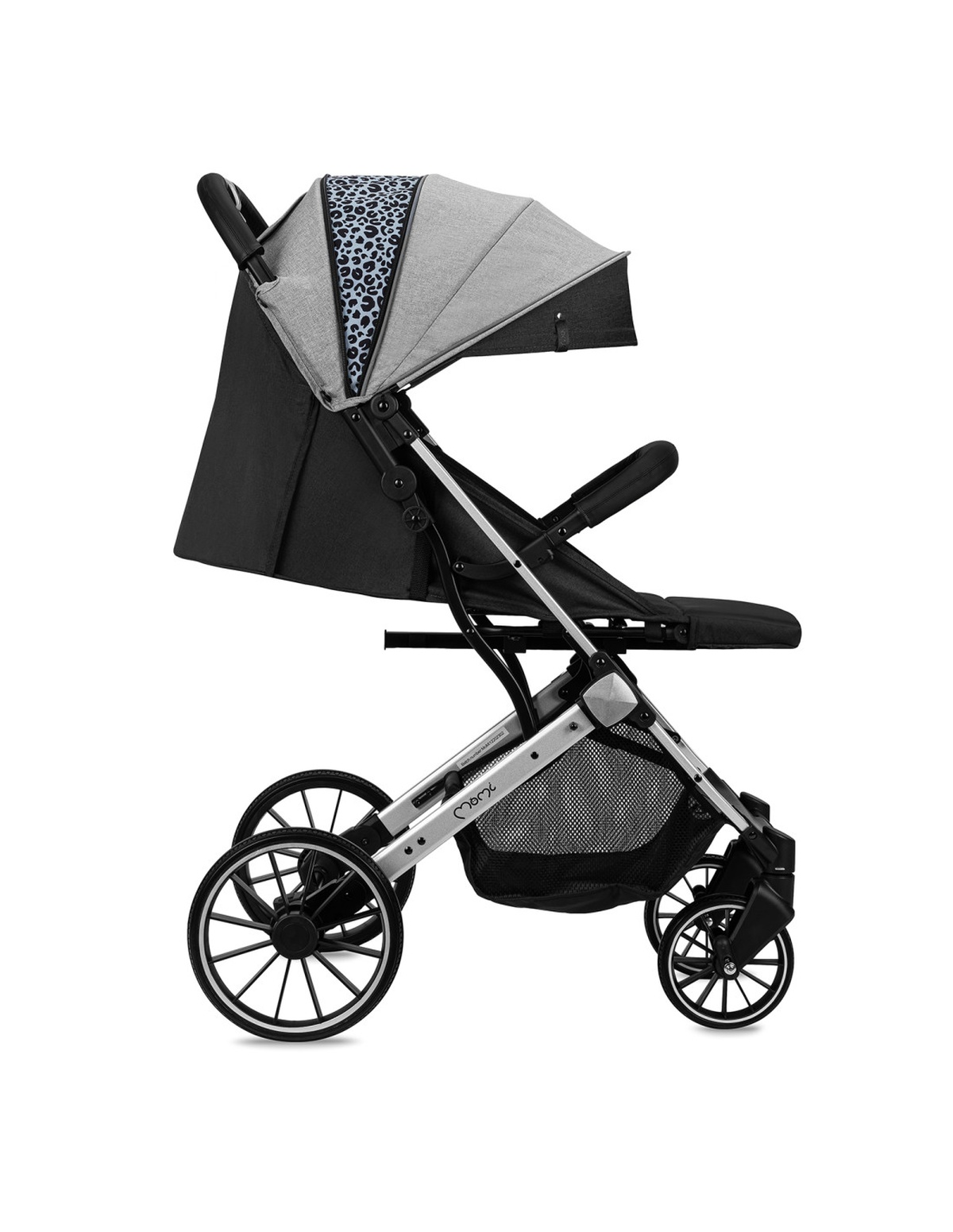 Ein schwarzer und silberner Kinderwagen mit gemustertem Verdeck und schwarzem Sitz. Weißer Hintergrund.