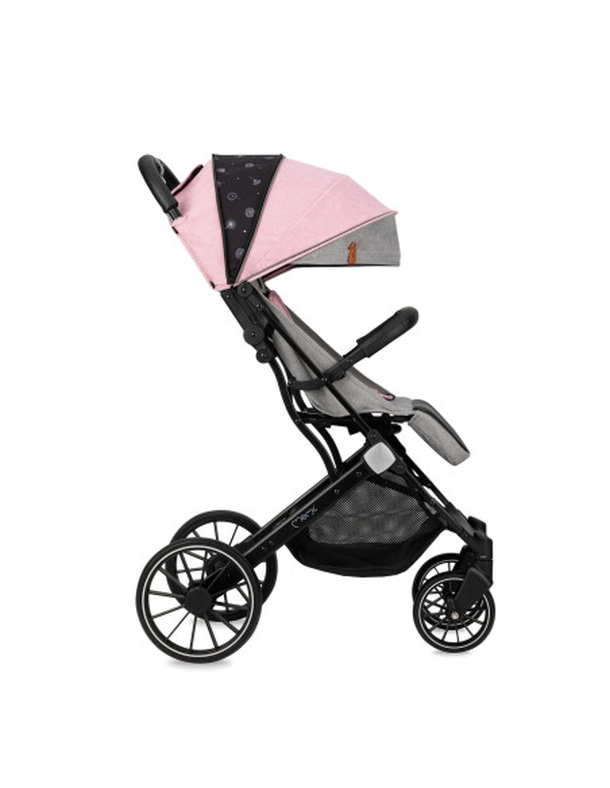 Ein rosa-grauer Kinderwagen auf weißem Hintergrund. Er hat schwarze Räder und ein Verdeck.
