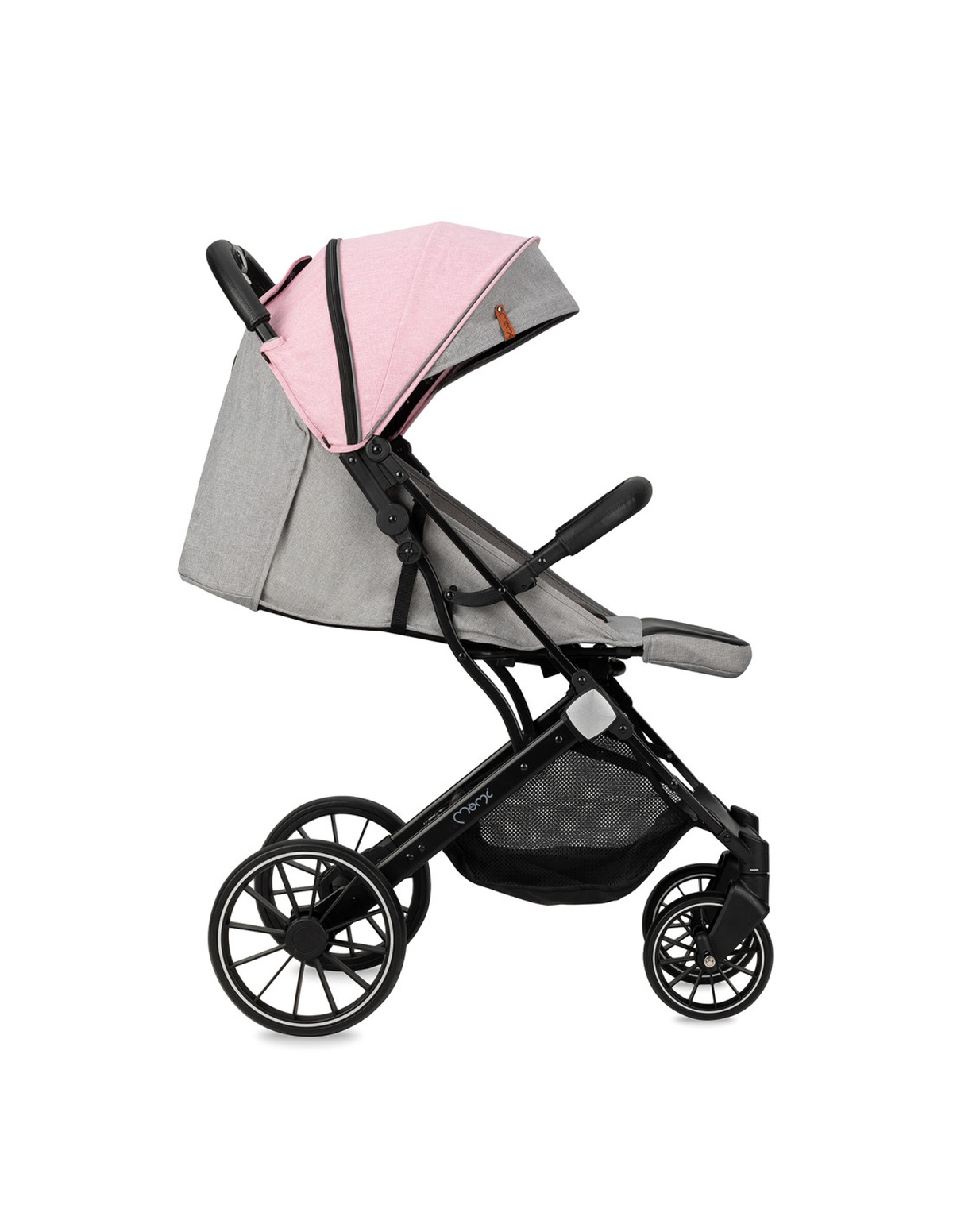 Rosa-grauer Kinderwagen mit schwarzem Rahmen, Rädern und Sonnenschutz. Seitenansicht. Weißer Hintergrund.