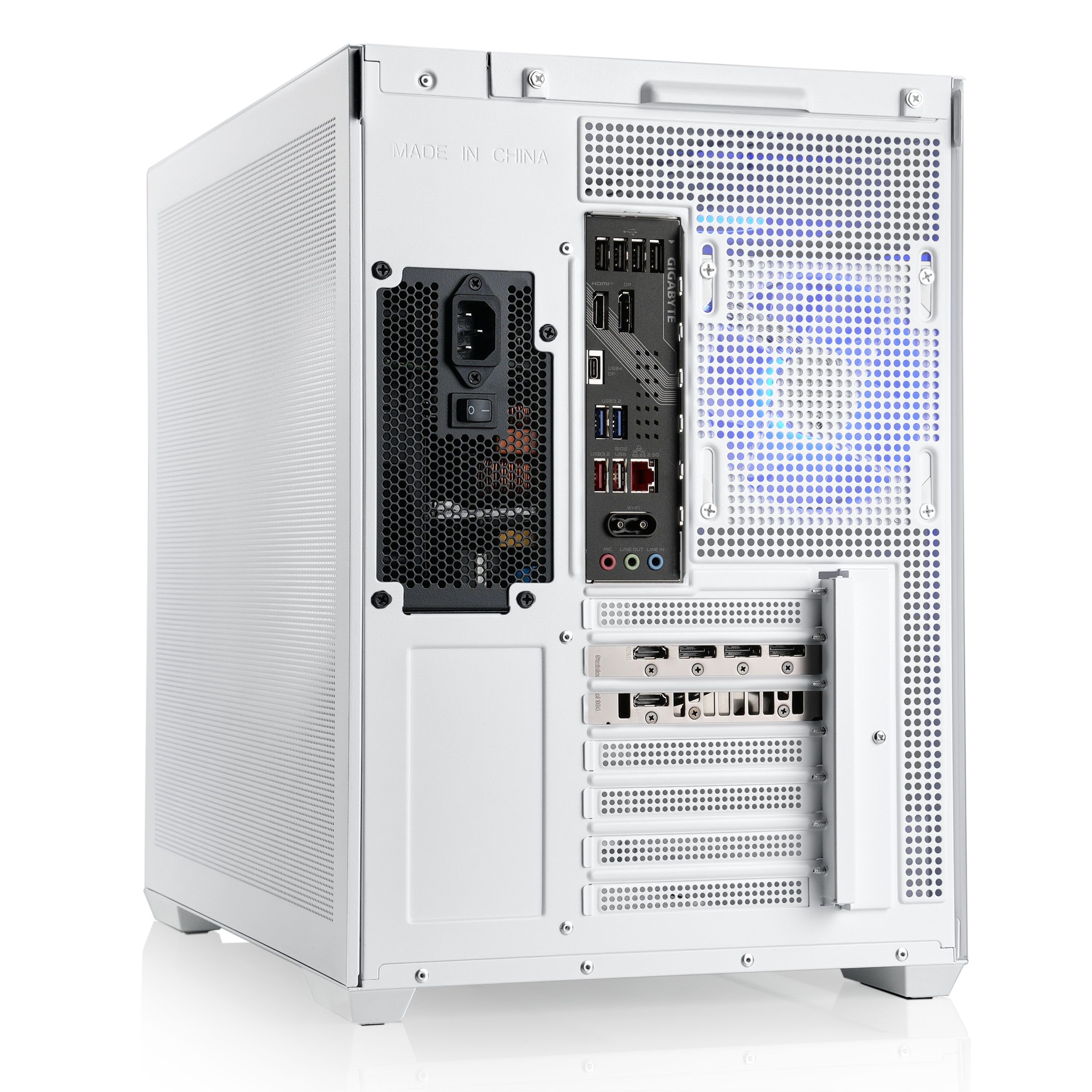 Retro di un case per computer bianco. Porte, ventole e alimentatore sono visibili.