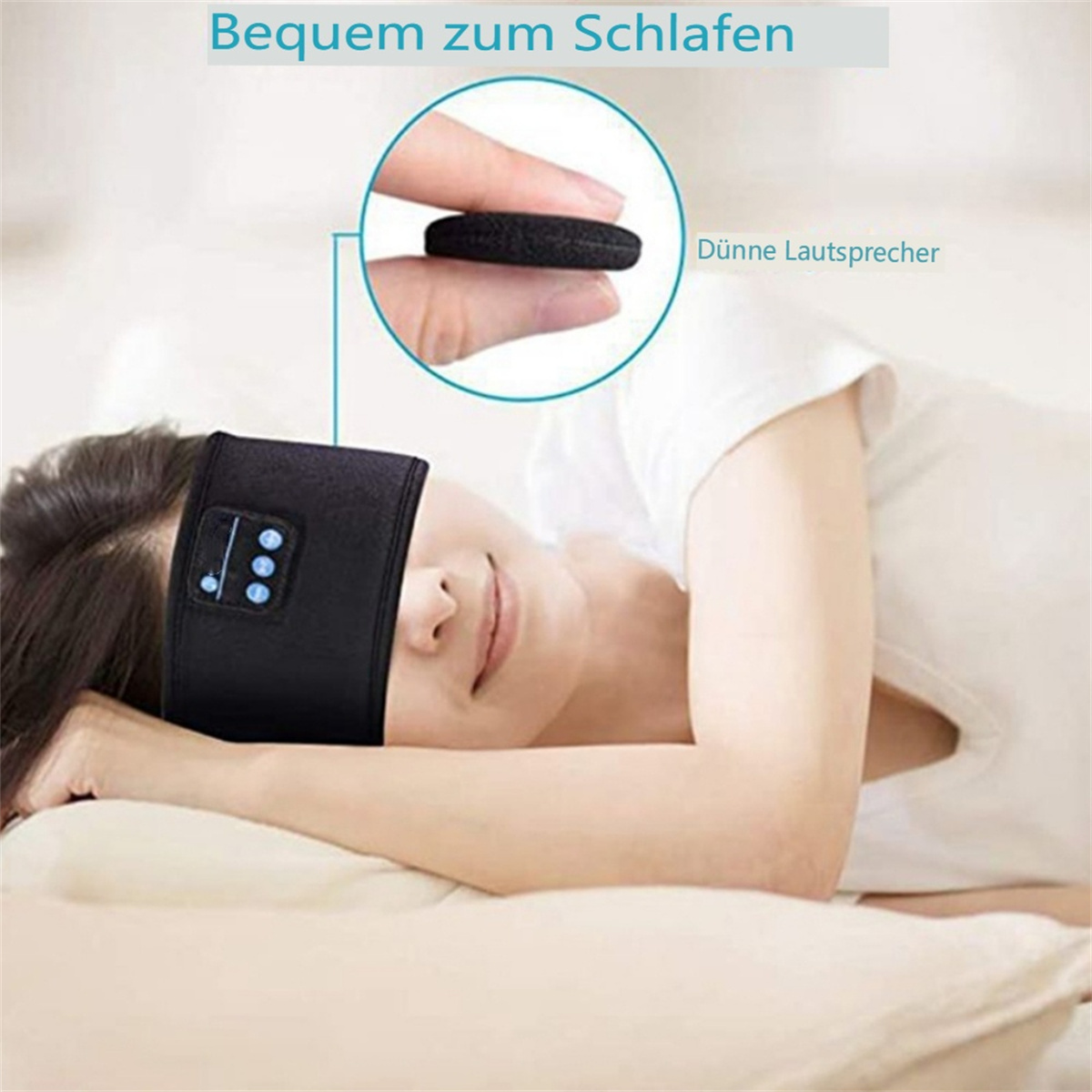 Eine Frau liegt im Bett und trägt eine schwarze Schlafmaske mit Lautsprechern. Deutscher Text.