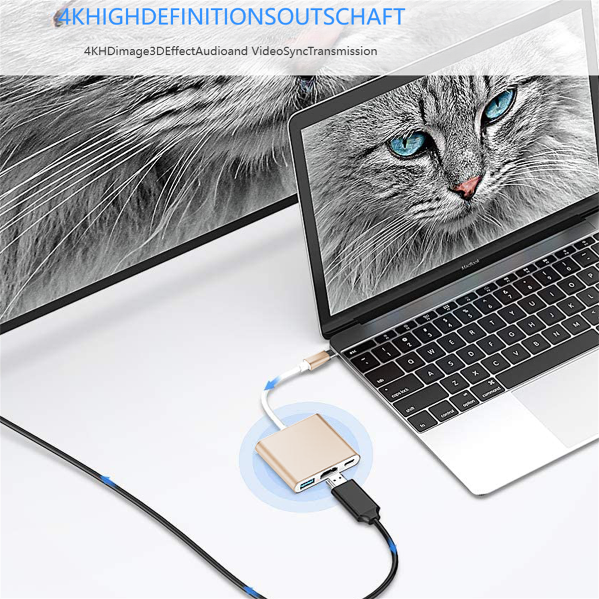 Laptop mit einem goldenen Adapter mit mehreren Anschlüssen verbunden. Ein Katzenbild wird auf dem Bildschirm angezeigt.