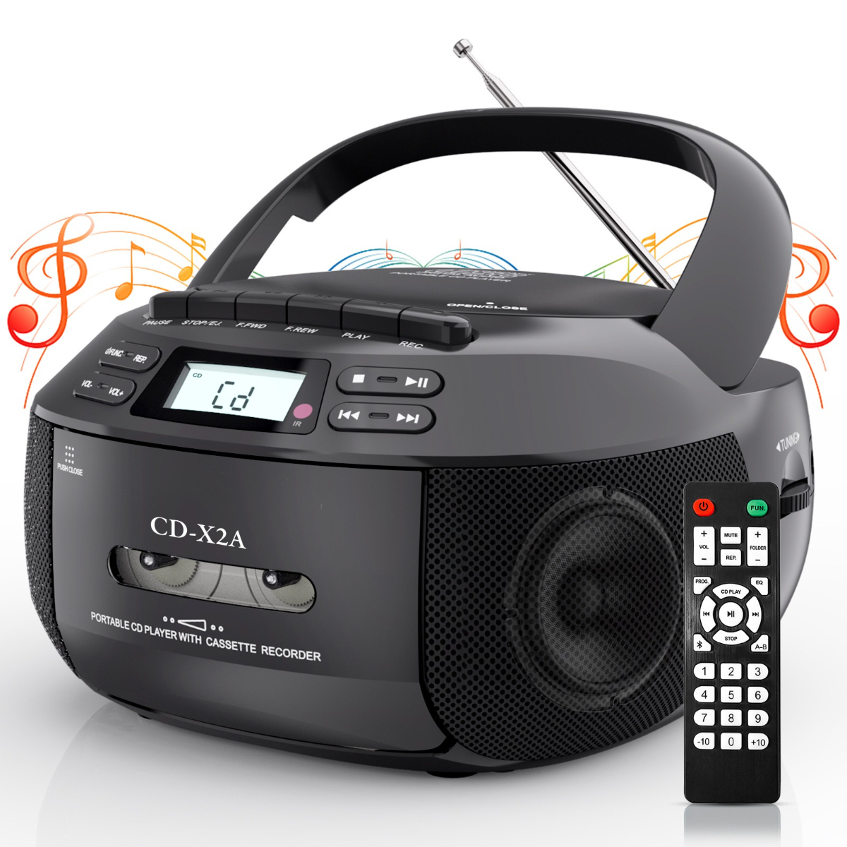 Ein schwarzer tragbarer CD-Player mit Kassettenrekorder und Fernbedienung, auf weißem Hintergrund.
