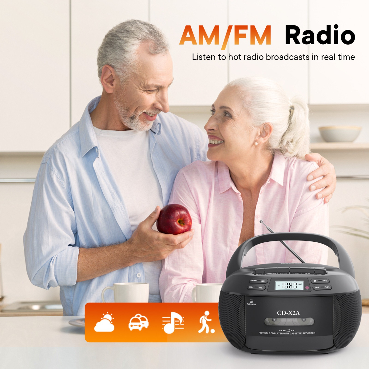 Ein älteres Ehepaar mit einem Apfel und einem tragbaren Radio. Das Radio hat eine Digitalanzeige. Weißer Hintergrund.