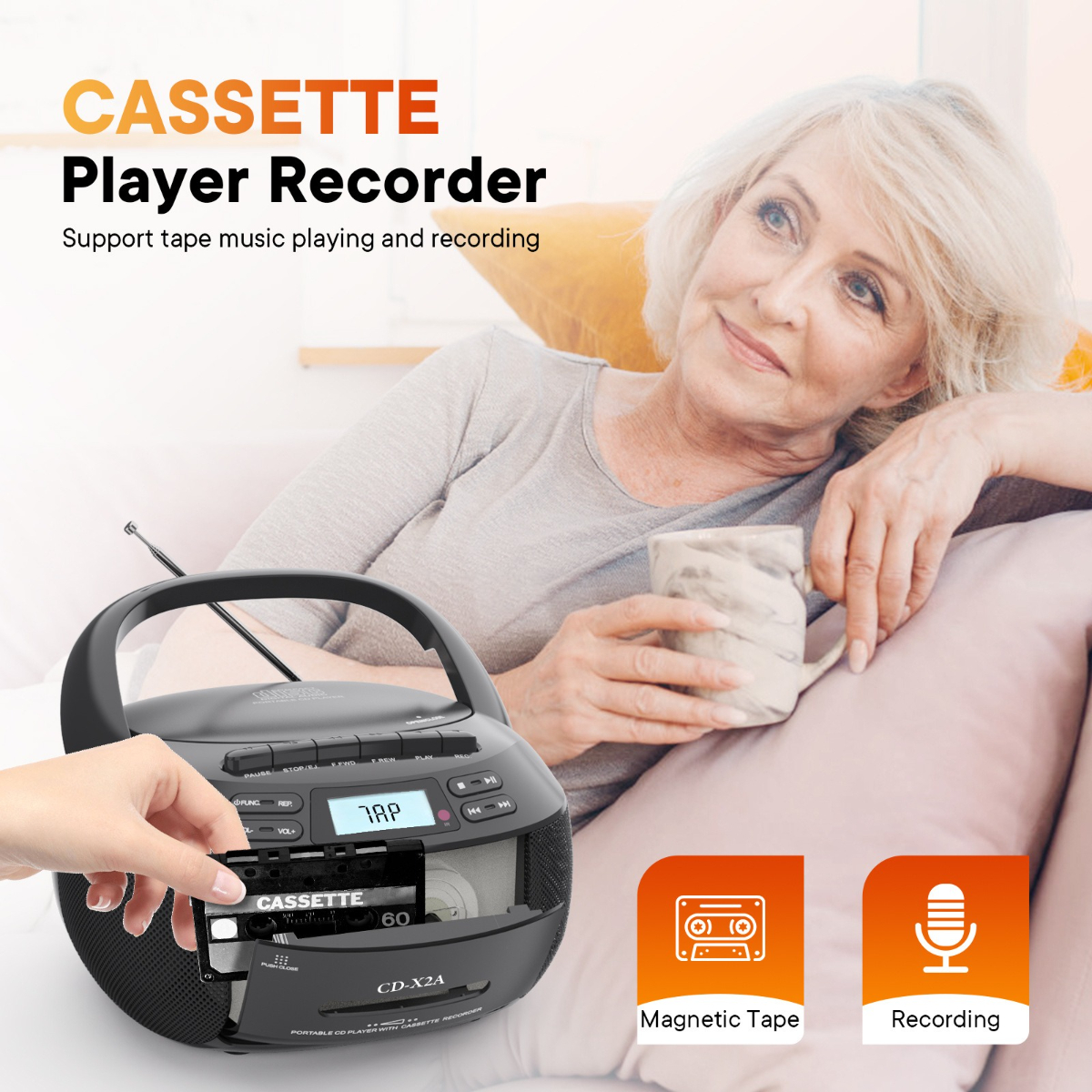 Eine Frau hält einen Becher in der Nähe eines Kassettenrekorders. Eine Hand legt eine Kassette ein.