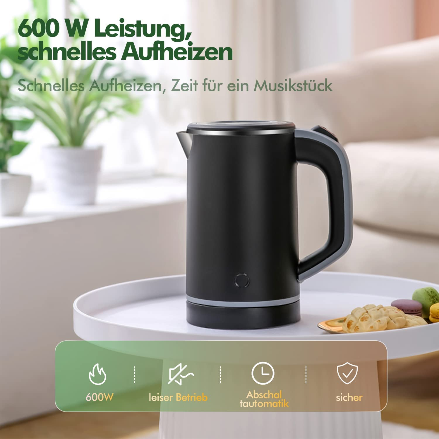 Schwarzer Wasserkocher mit grauem Griff und weißem Tisch mit Essen und Text im Hintergrund.