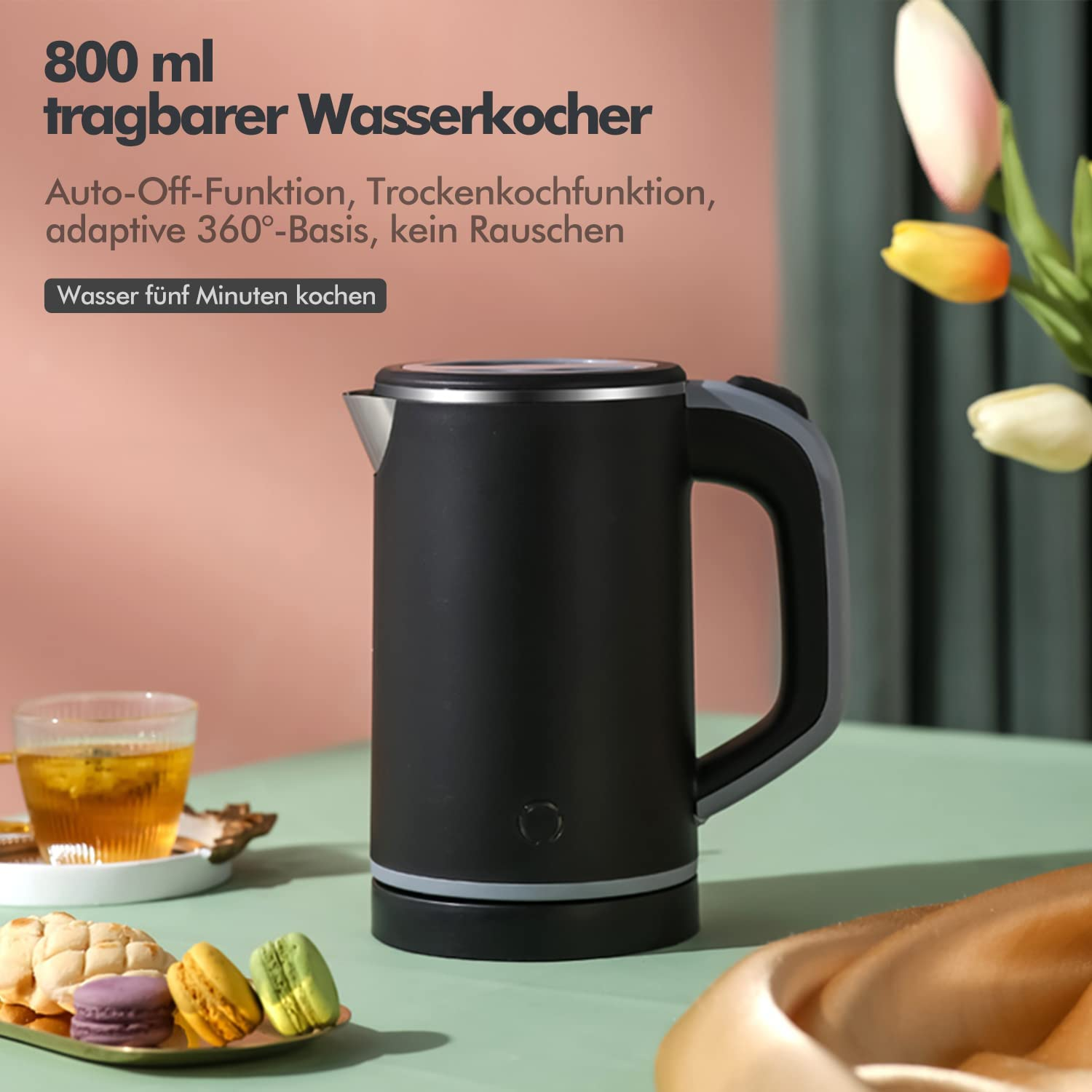 Ein schwarzer, tragbarer Wasserkocher mit Griff. Es hat ein schlankes Design und steht auf einer Theke.