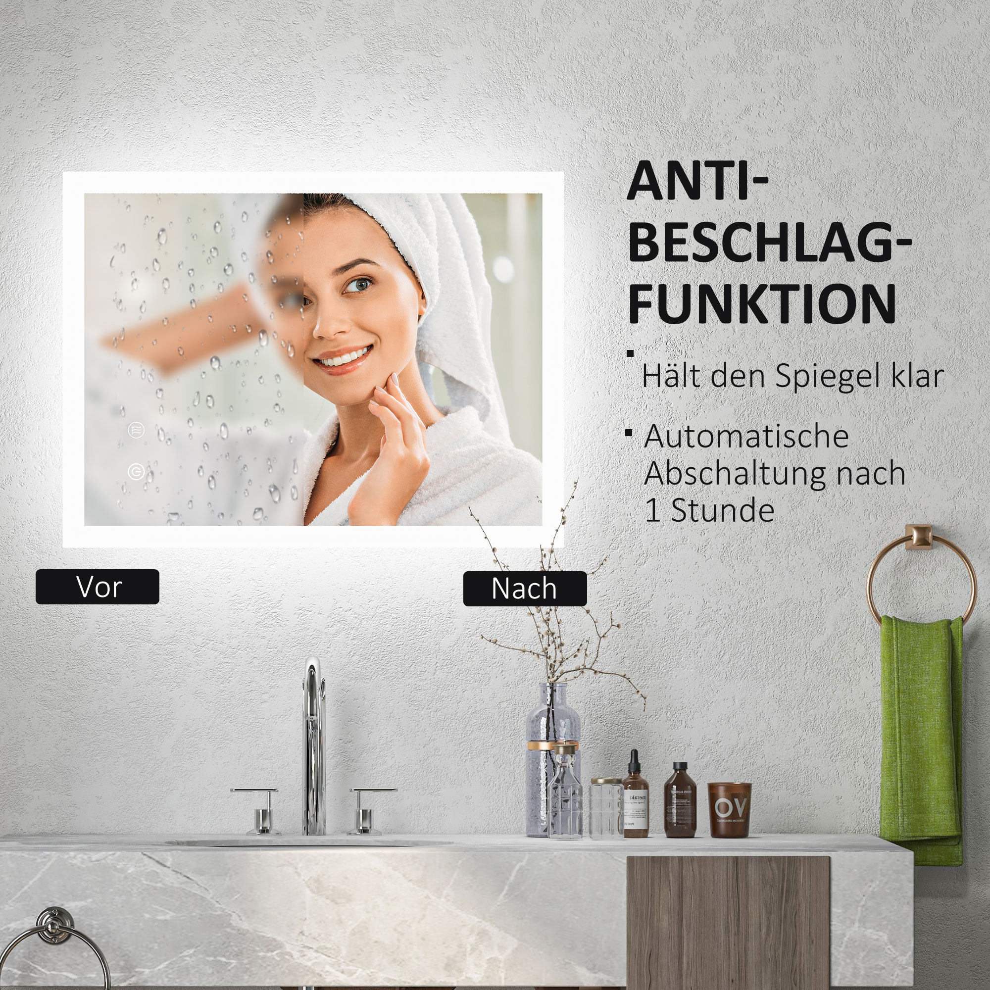 Eine Frau im Bademantel lächelt, betrachtet einen Spiegel mit Antibeschlag-Funktion. Wassertropfen sind sichtbar.