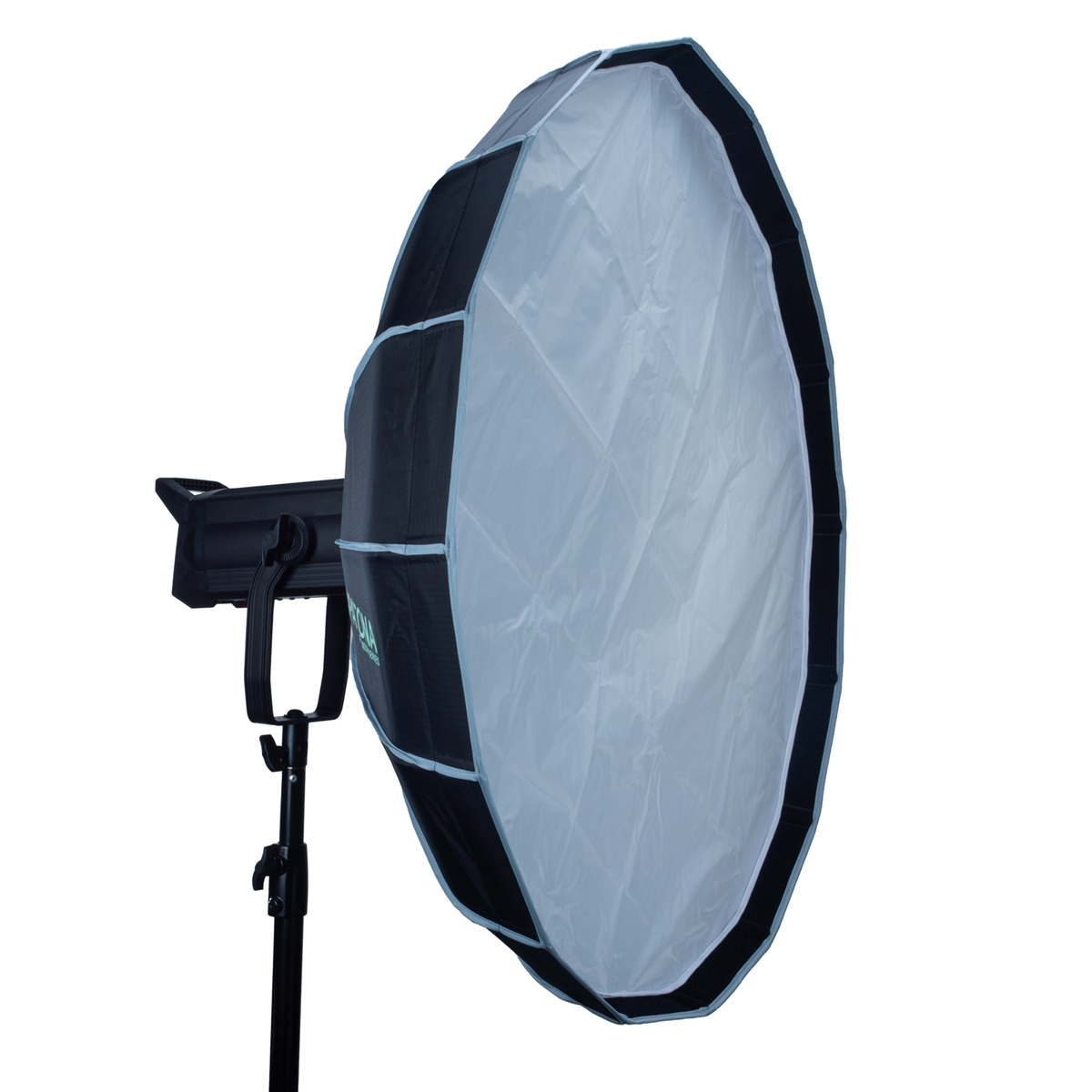 Eine schwarz-weiße achteckige Softbox auf einem Ständer, mit weißem Hintergrund.