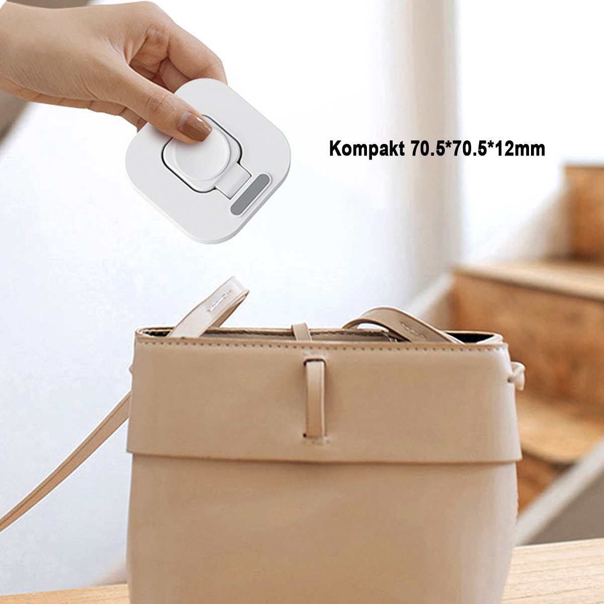 Ein weißer quadratischer Telefonhalter wird in eine beige Handtasche gelegt. Text gibt die Größe des Halters an.