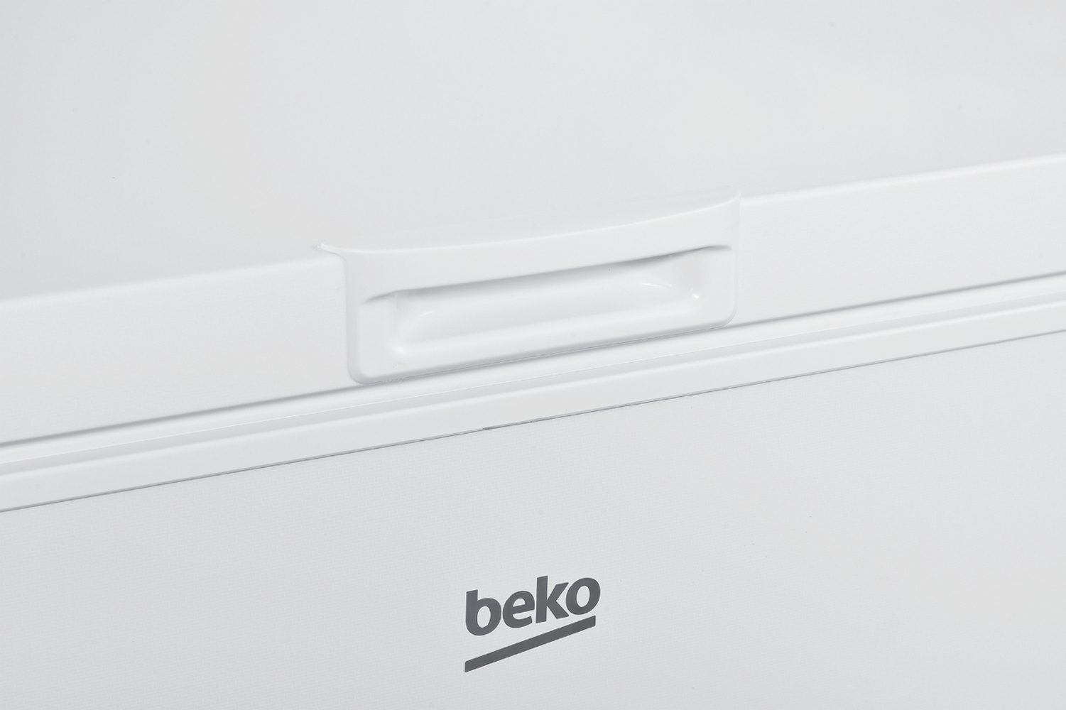 Porta frigorifero Beko. Porta bianca con maniglia e logo Beko in basso.