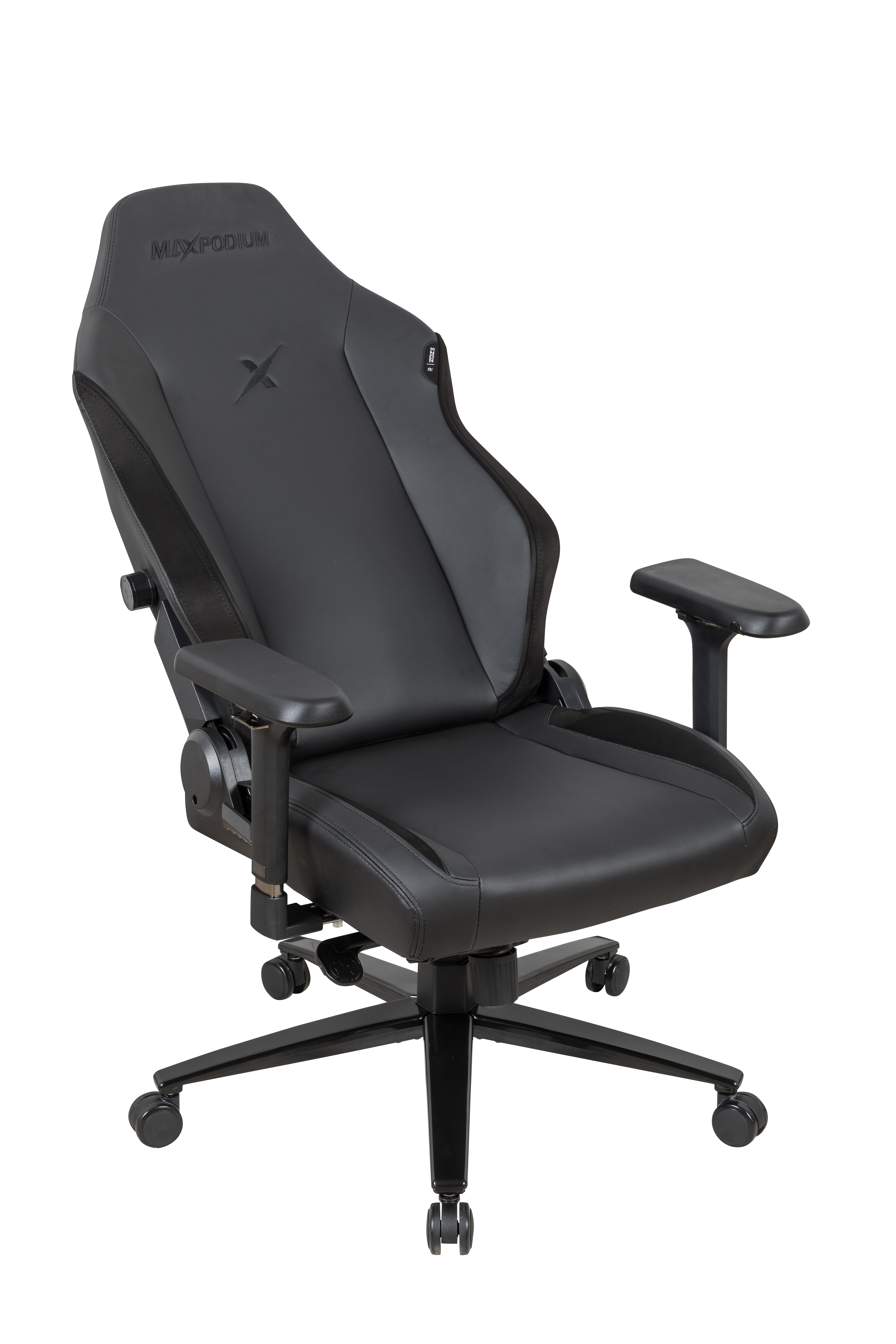Een zwarte gamestoel met een hoge rugleuning en armleuningen. Maxpodium staat op de hoofdsteun.