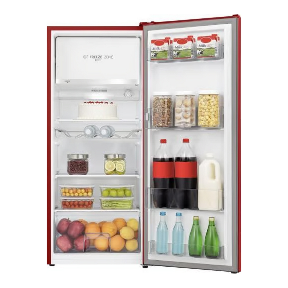 Frigorifero rosso con porta aperta, pieno di alimenti.