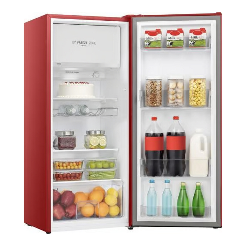 Frigorifero rosso aperto, pieno di cibo come frutta, bevande e latte.