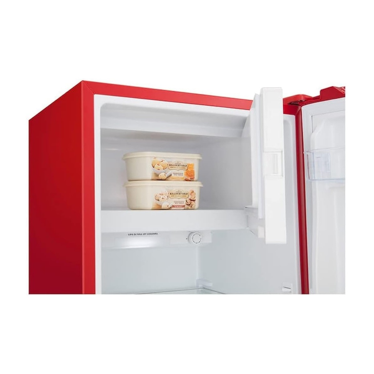 Frigorifero rosso con porta aperta, che mostra due contenitori di latte su un ripiano.