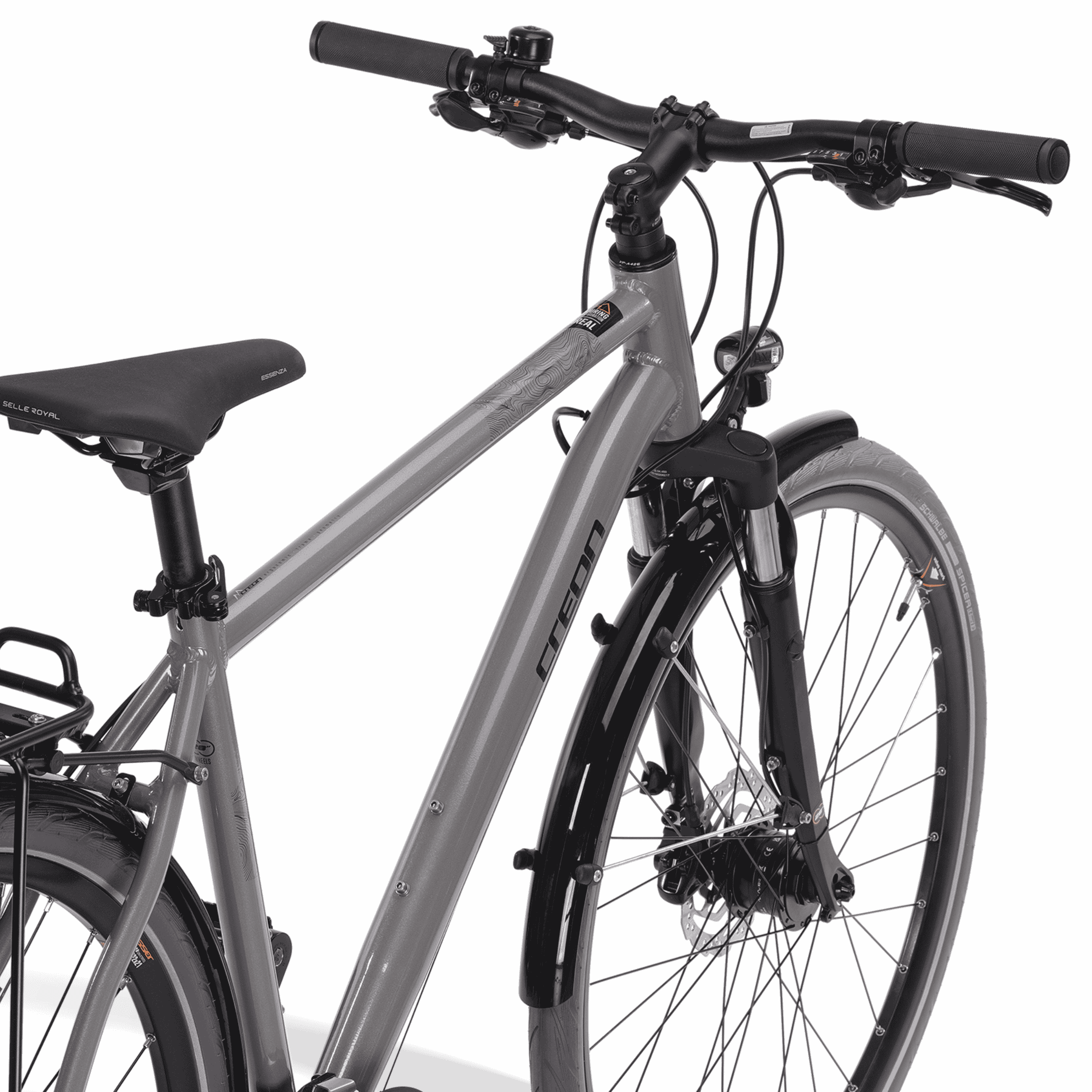 Ein graues Fahrrad mit schwarzen Reifen und einem schwarzen Sattel. Es ist auf weißem Grund.