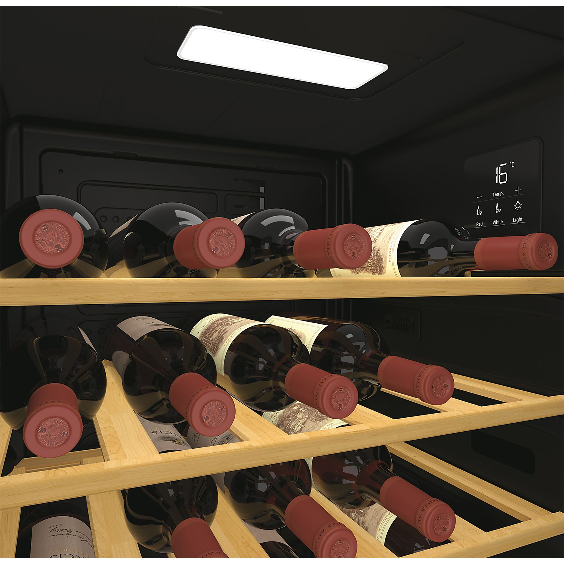 Wnętrze chłodziarki do wina z butelkami wina na drewnianych półkach, oświetlone światłem sufitowym.