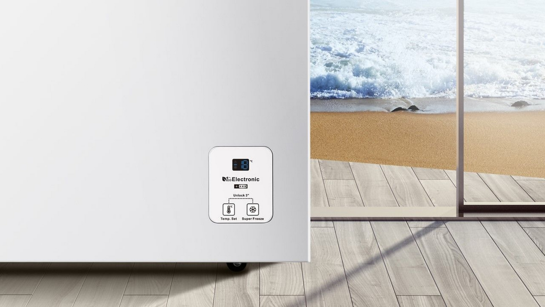 Un congelatore bianco con display digitale, su sfondo di spiaggia e mare.