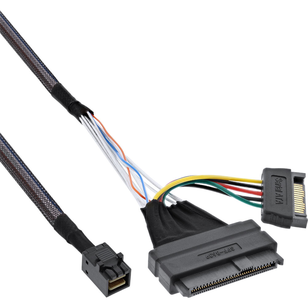 Schwarze und bunte SATA-Kabel mit Steckern. Weißer Hintergrund.