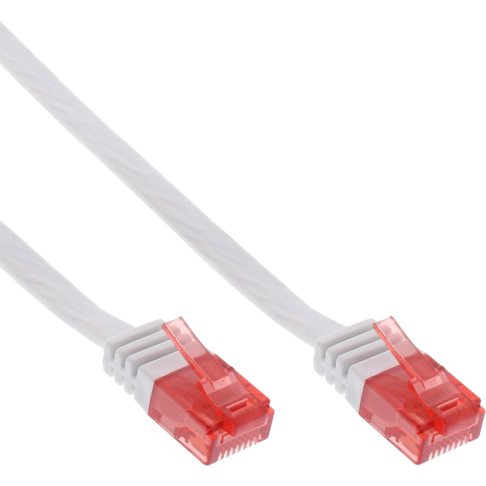 Due cavi Ethernet bianchi con connettori rossi. Sono su una superficie bianca, angolati verso l'alto a destra.