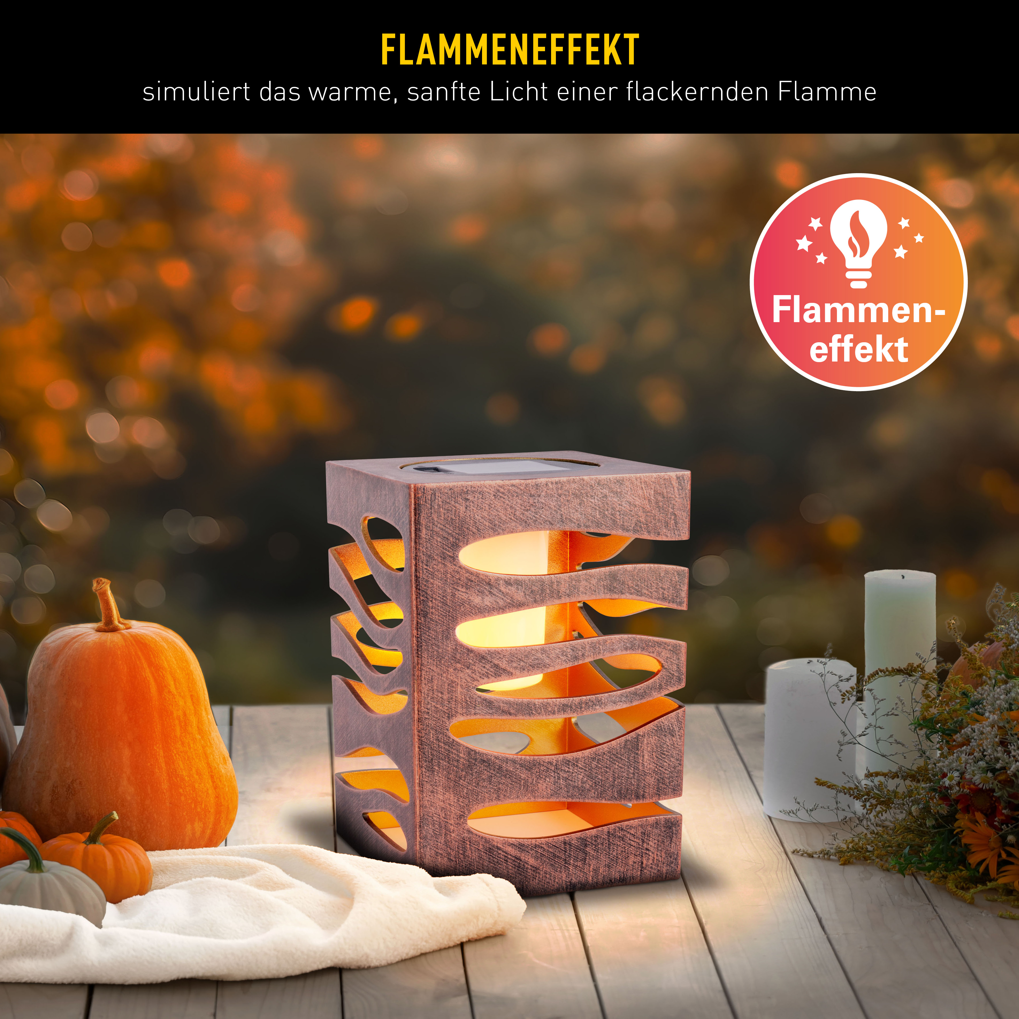 Dekorative Lampe mit Flammeneffekt auf Holztisch, Kürbisse, Kerzen.