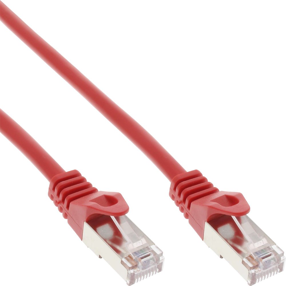 Cavo Ethernet rosso con connettori su entrambe le estremità. Sfondo bianco.