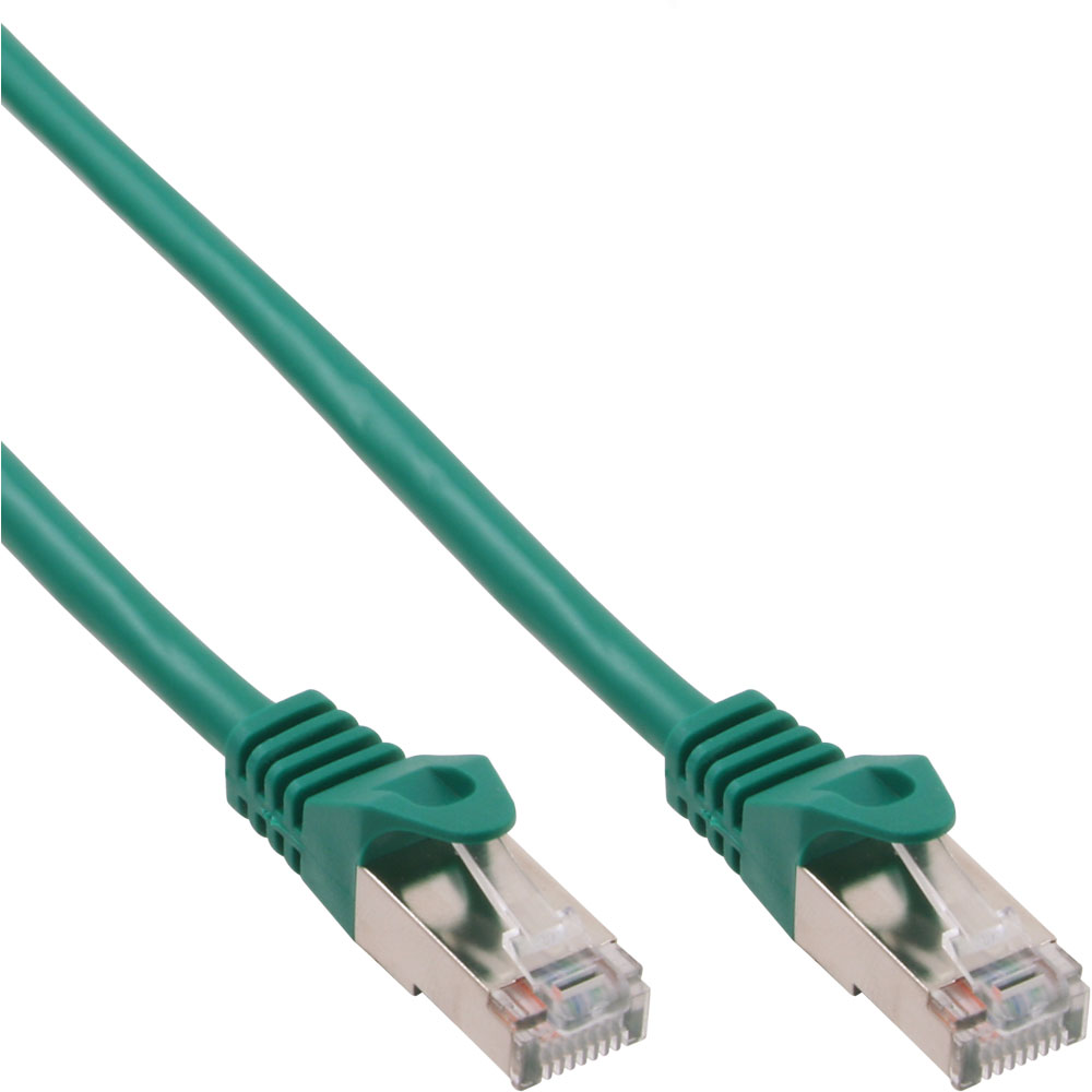 Un câble Ethernet vert. Le câble a des connecteurs aux deux extrémités. Les connecteurs sont argentés.