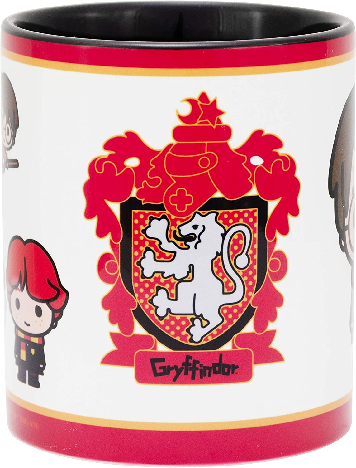 Becher mit Gryffindor-Wappen, Figuren und roten Akzenten. Weißer Hintergrund.
