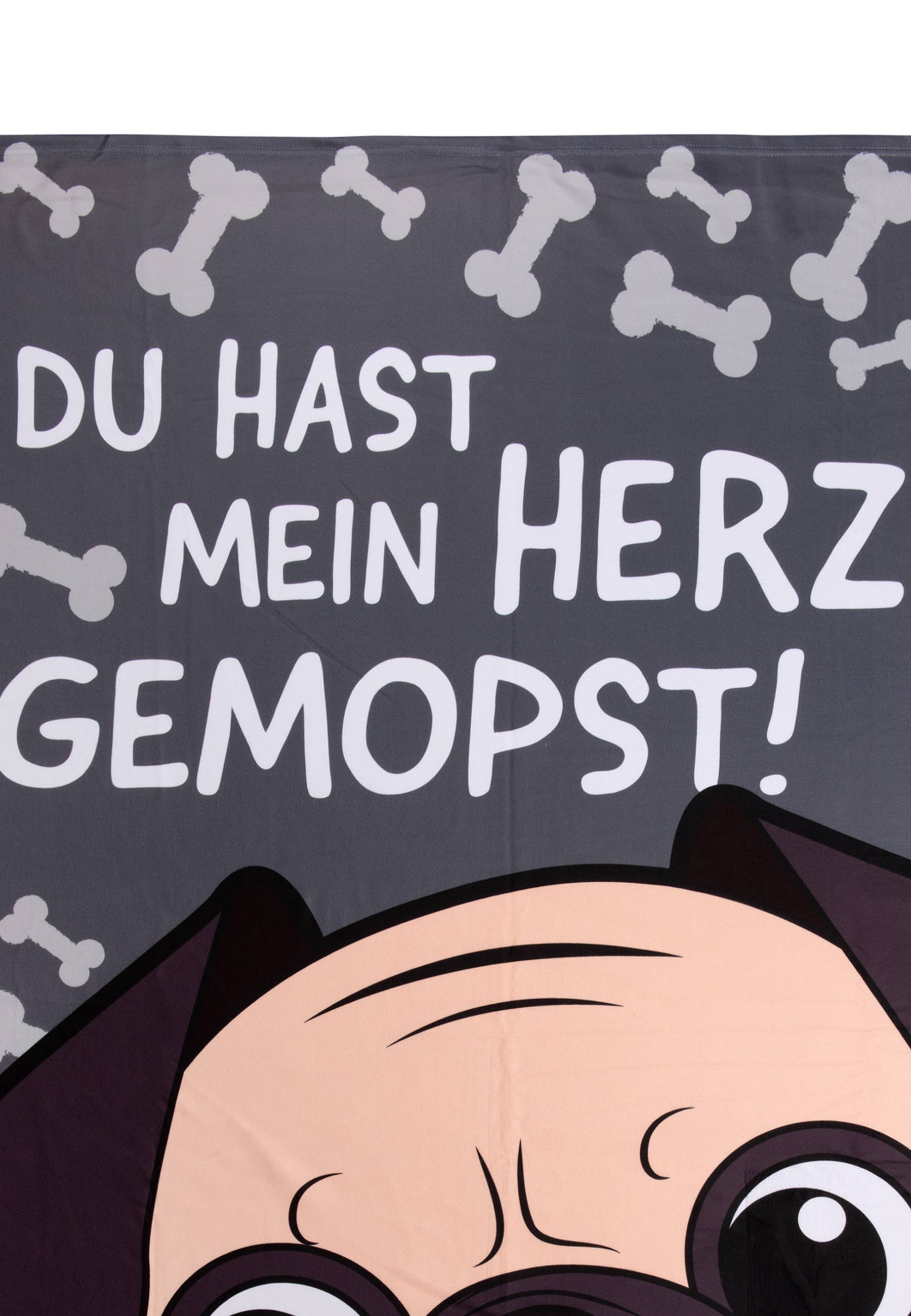 Mopsgesicht auf Decke mit dem deutschen Satz: DU HAST MEIN HERZ GEMOPST!, Knochen-Grafiken.