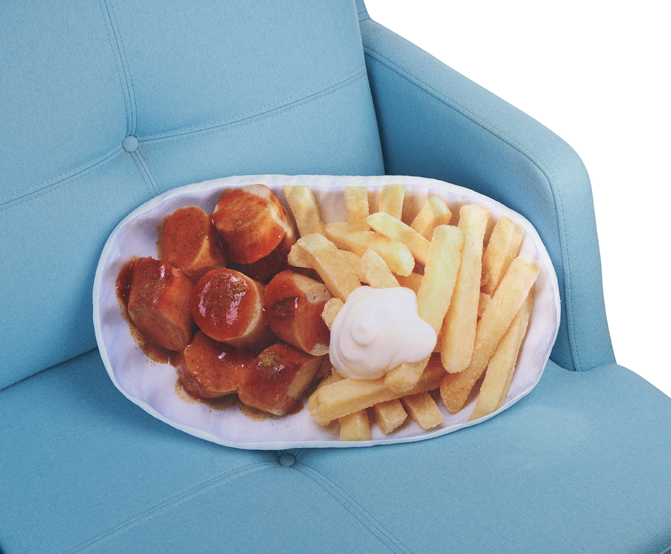 Ein Teller Currywurst mit Pommes und Mayonnaise liegt auf einem blauen Stuhl.
