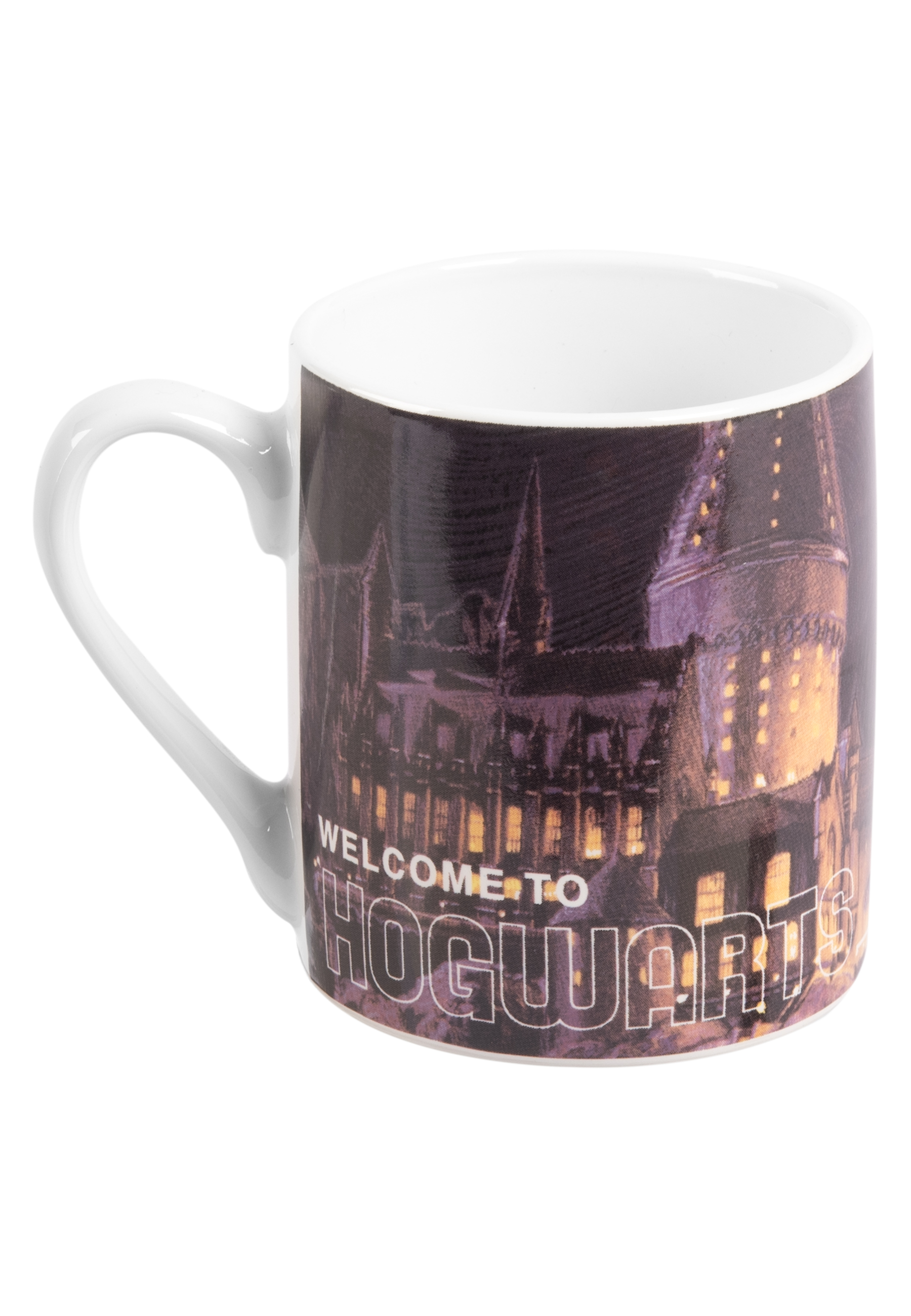 Eine weiße Tasse mit einem Harry Potter Hogwarts-Design. Der Hintergrund ist ein verschwommenes Bild der Burg.