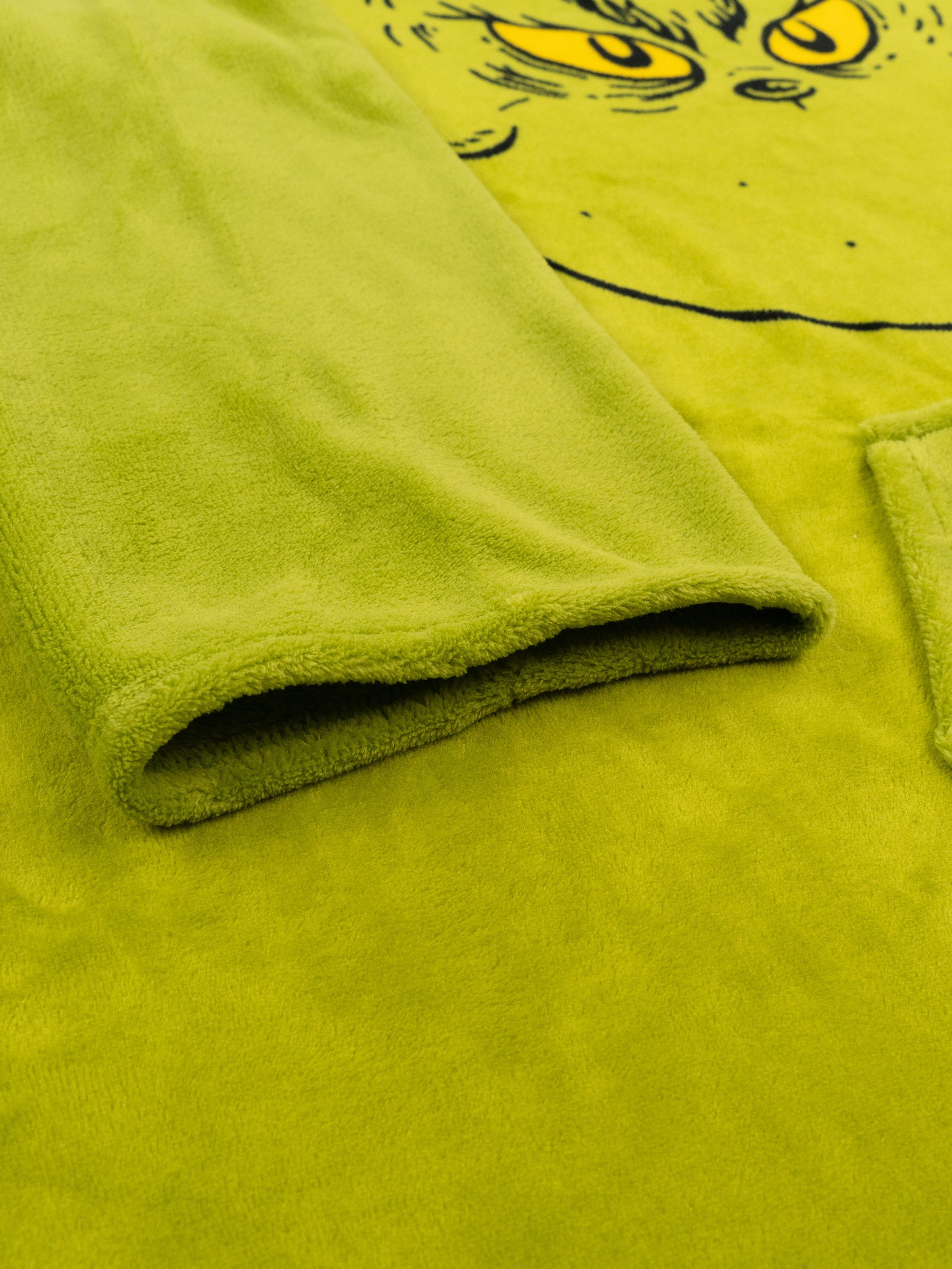 Nahaufnahme grüner Grinch-Robe, Ärmel und Gesicht.