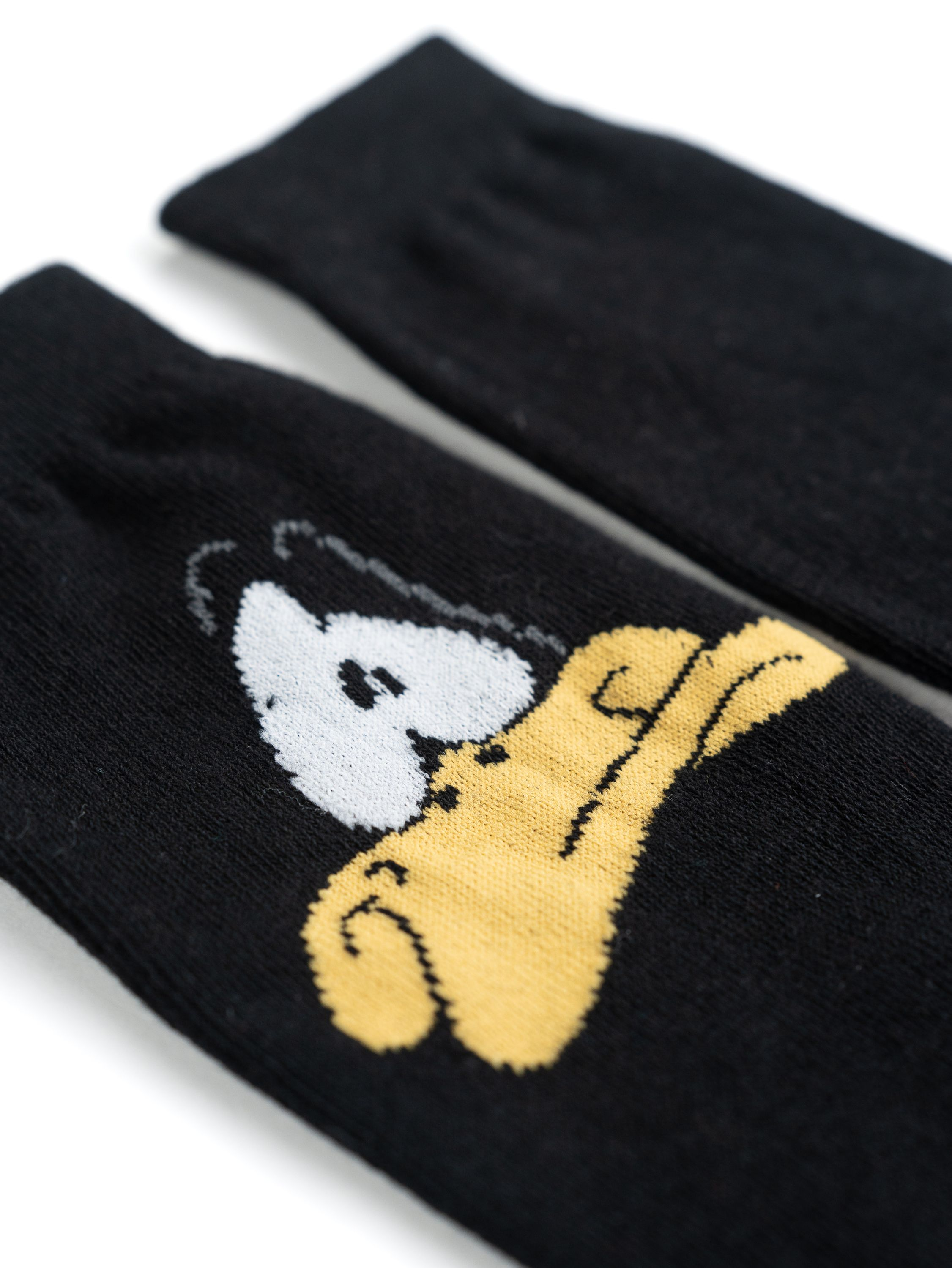 Nahaufnahme von schwarzen Socken mit einer Cartoon-Figur von Daffy Duck darauf.